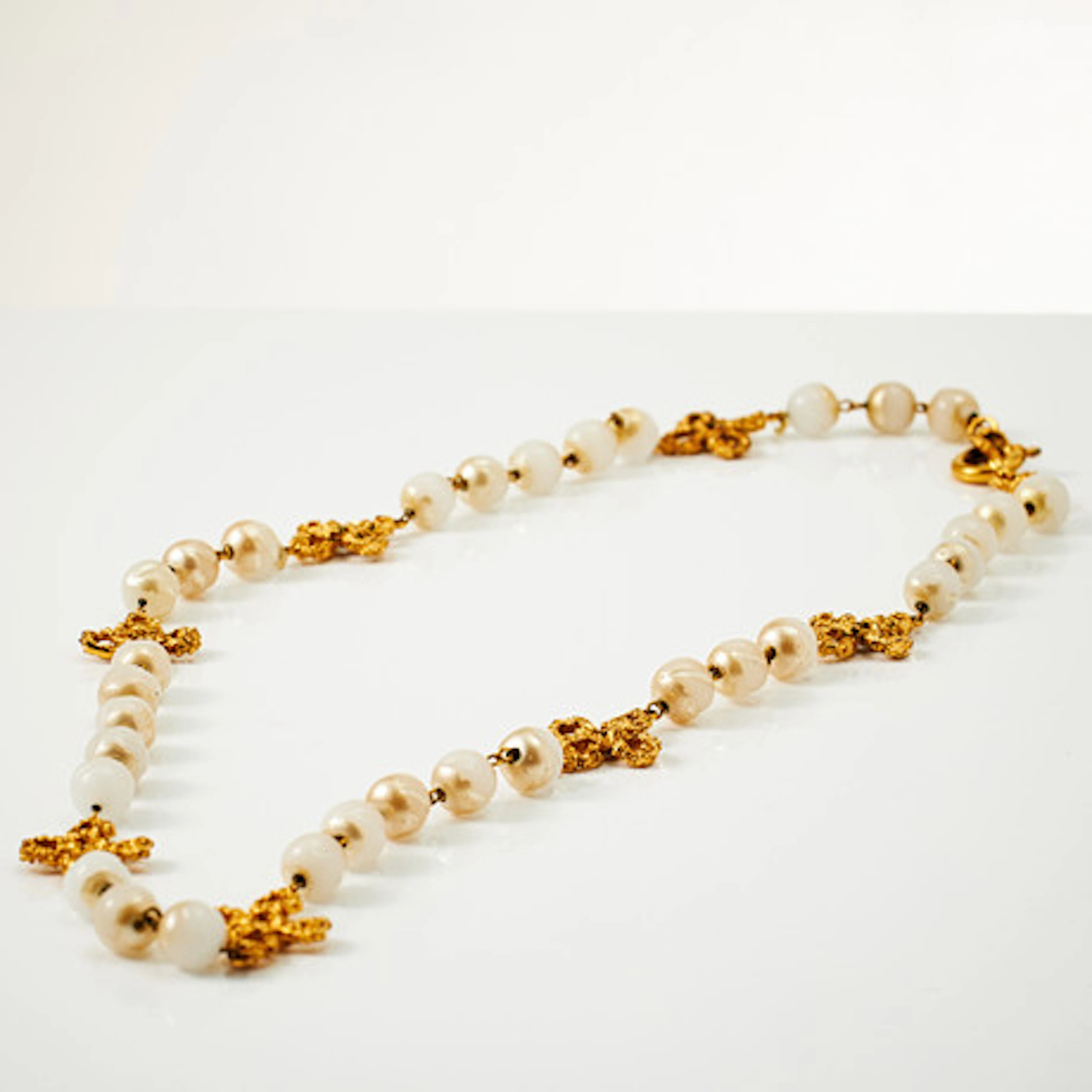 CHANEL, halsband, pärlimitationer med mell…