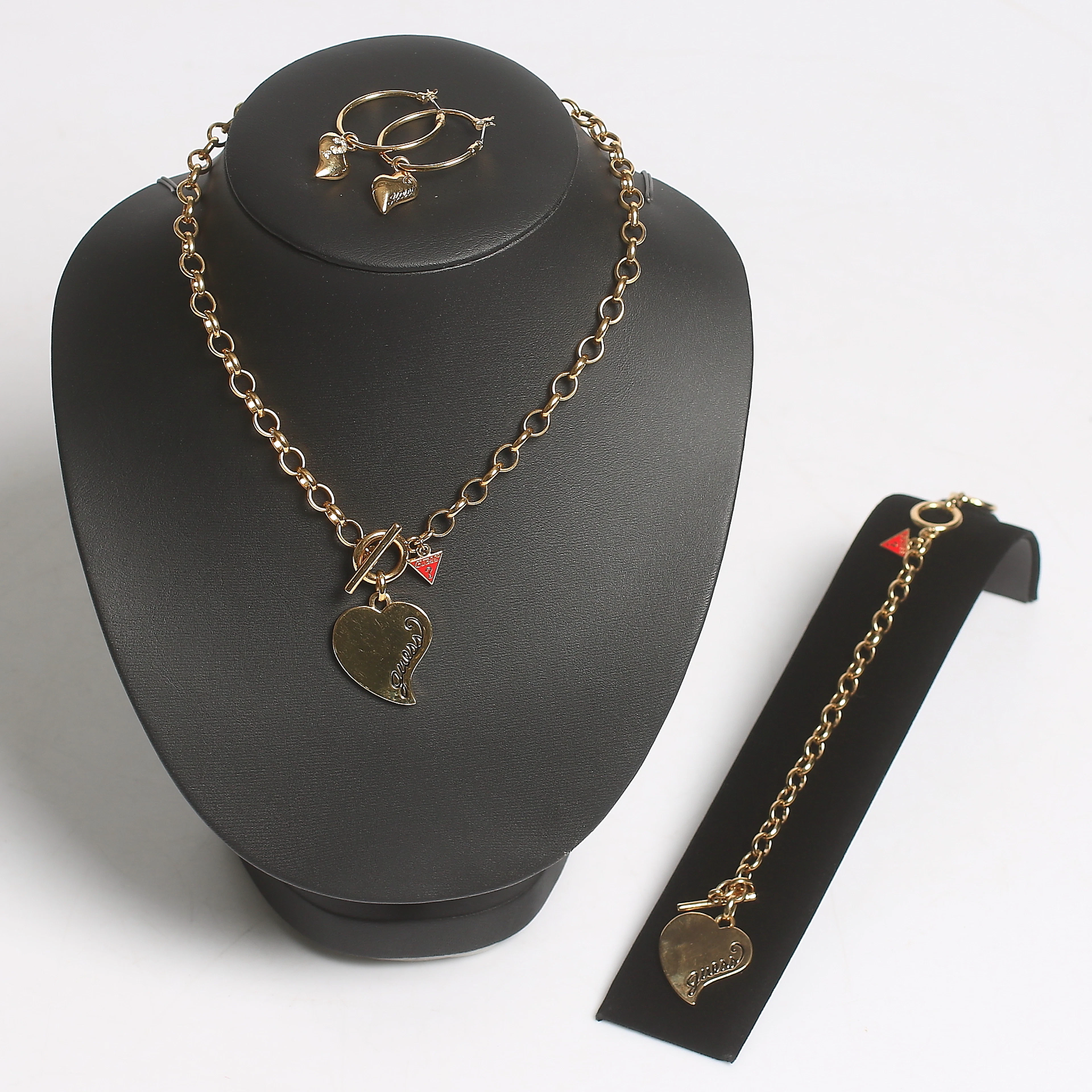 COLLIER, ARMBAND samt ÖRHÄNGEN, gulmetall samt strass, GUESS, 1900/2000-tal.