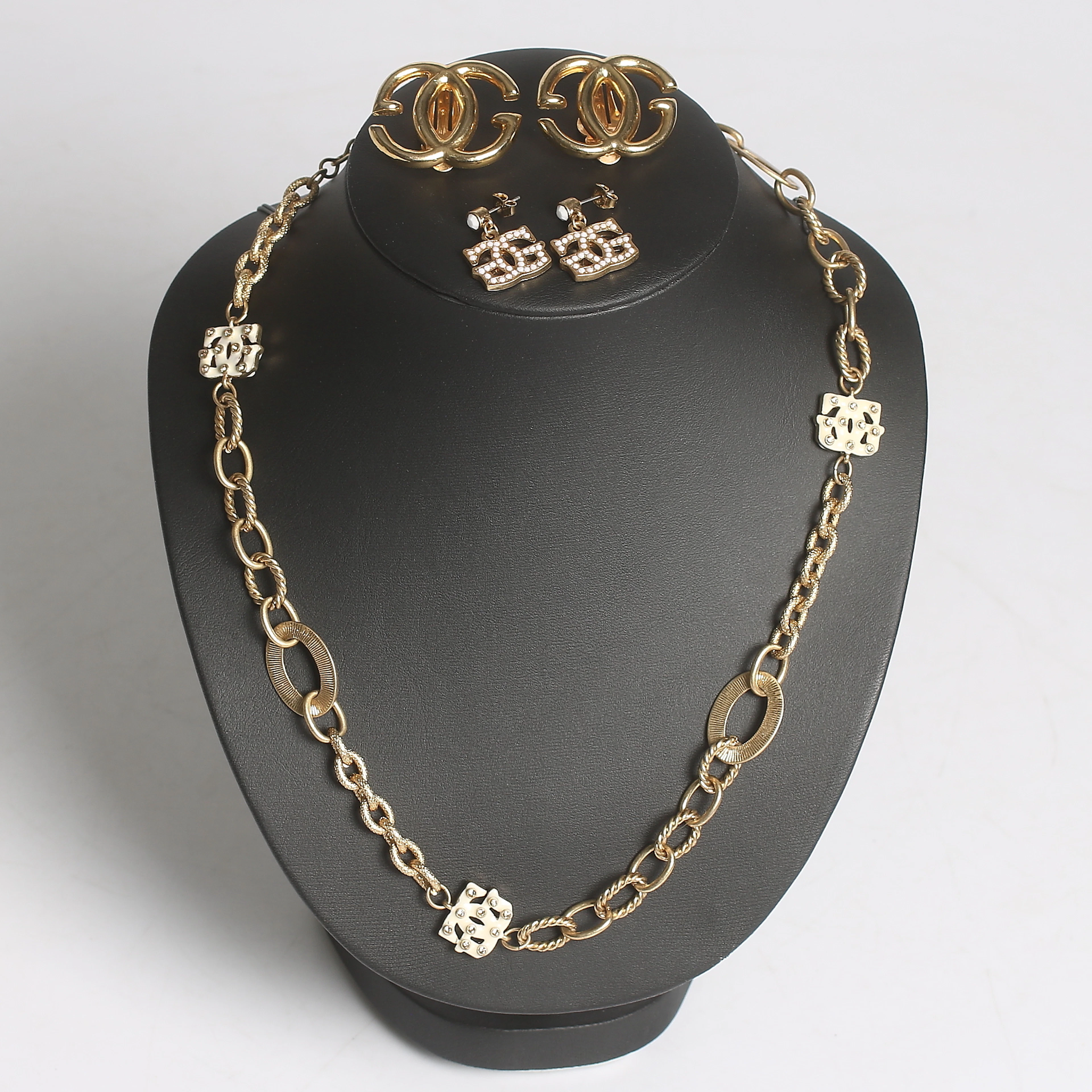 COLLIER, ARMBAND och ÖRHÄNGEN, 3 delar, gulmetall samt emalj, bl.a. GUESS, 1900/2000-tal.