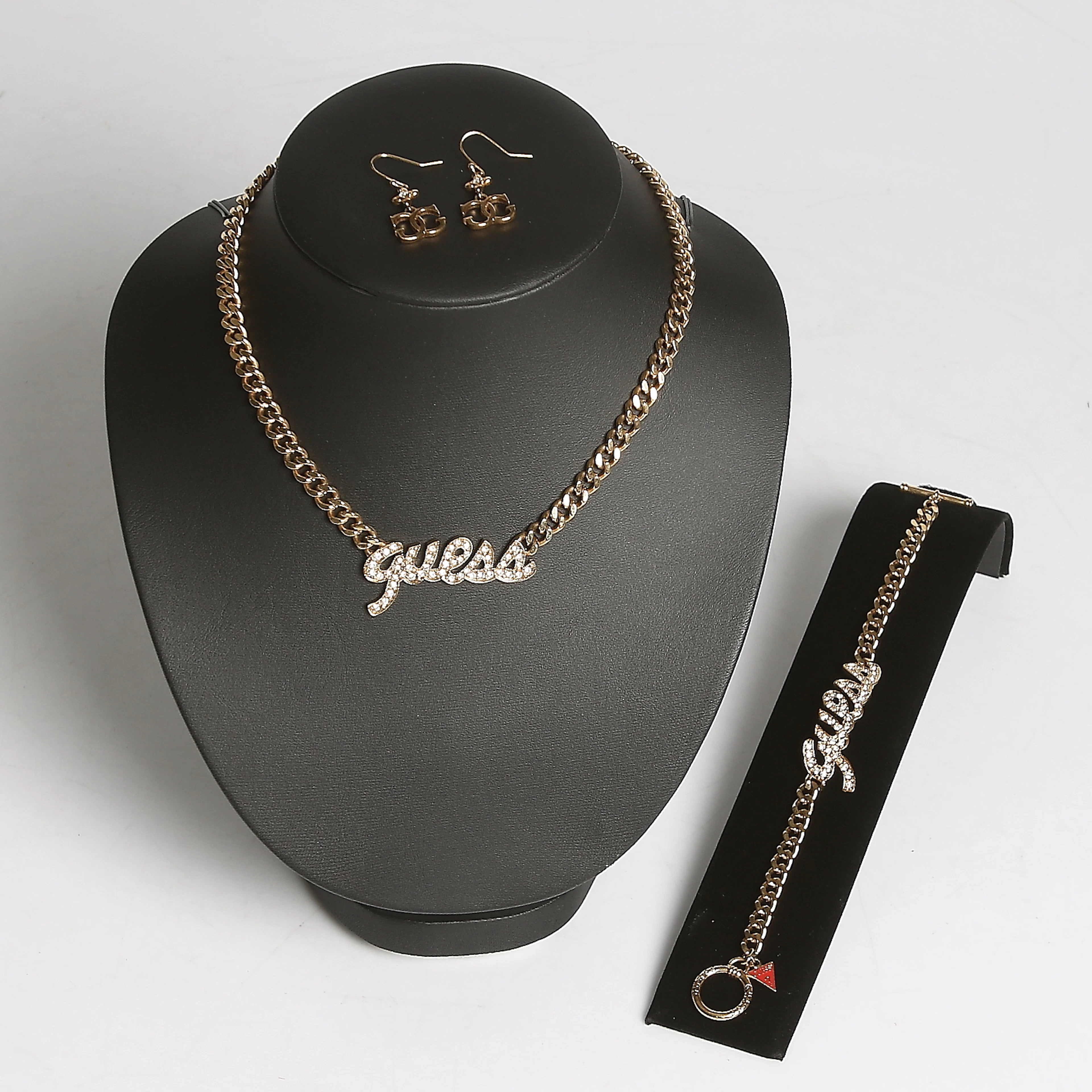 COLLIER, ARMBAND samt ÖRHÄNGEN, gulmetall samt strass, GUESS, 1900/2000-tal.