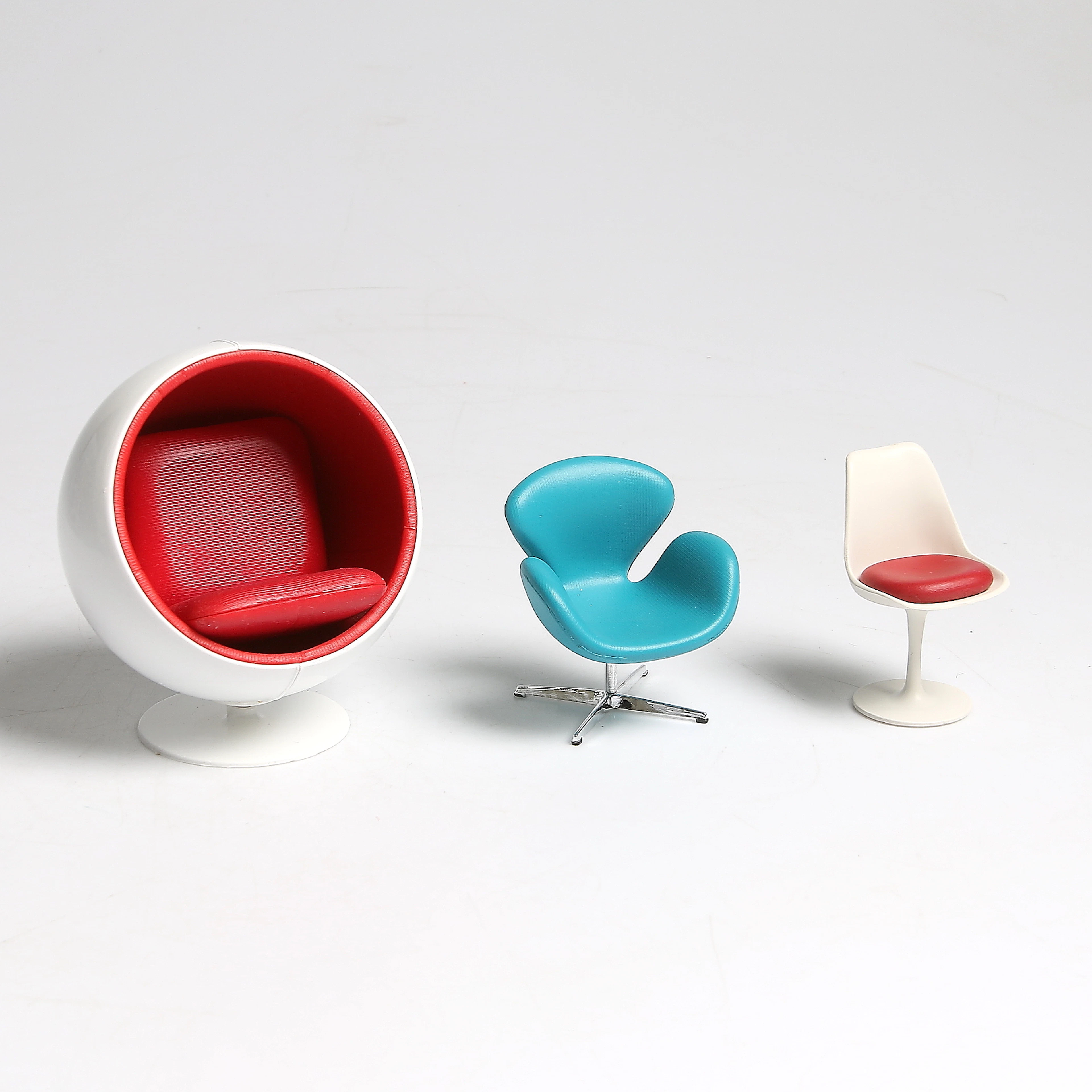 DOCKSKÅPSMÖBLER, Design Interior Collection, "Åskbollen", Eero Aarnio, "Tulip" Eero Saarinen, "Svanen" Arne Jacobsen, skala 1:12. 2000-tal.