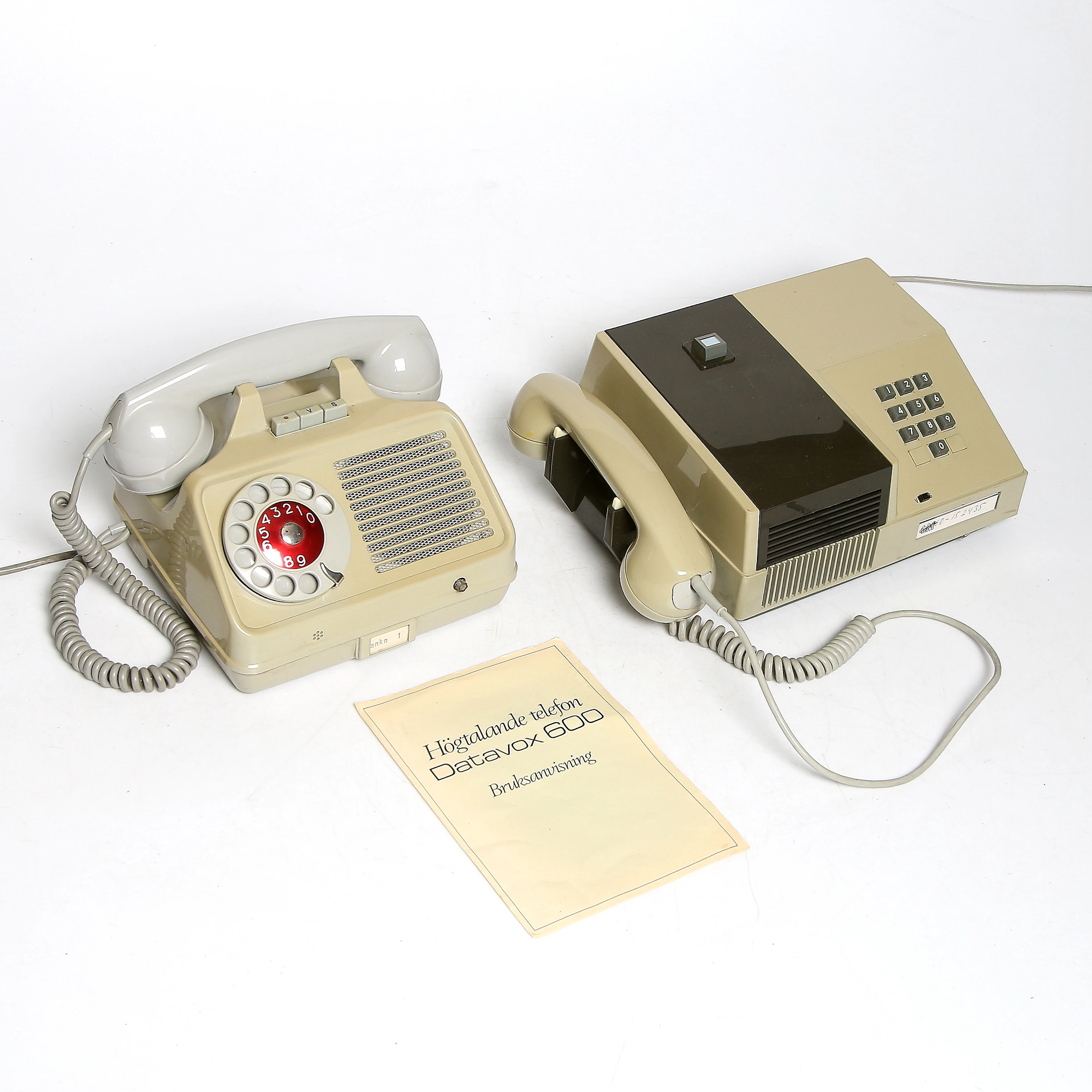 TELEFONER, 2 st. Ericovox 200, LM Ericson samt Wegephone. 1900-talets sista kvartal.