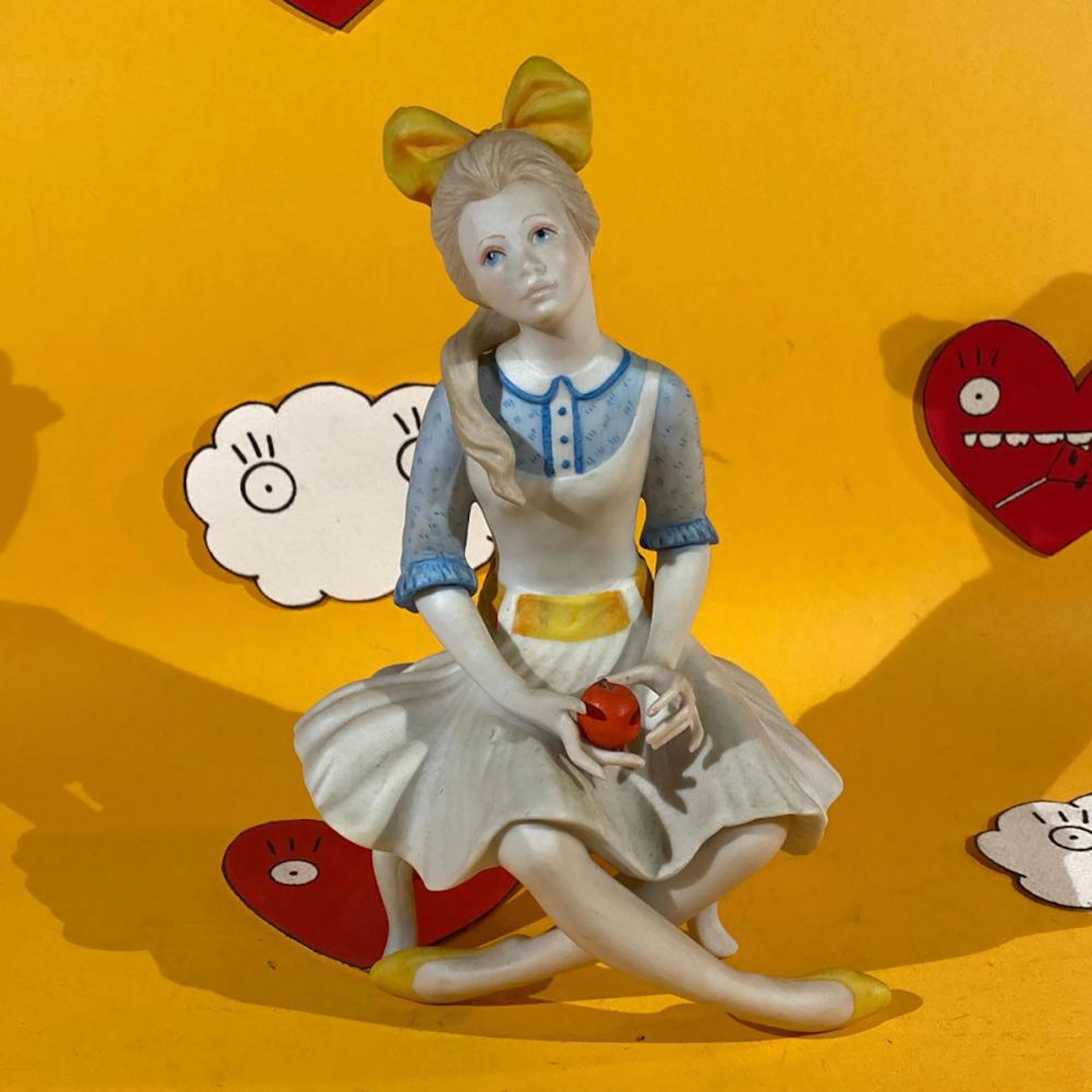 VINTAGE 1971 CYBIS POLLYANNA GIRL W/ APPLE PORCELAIN FIGURINE