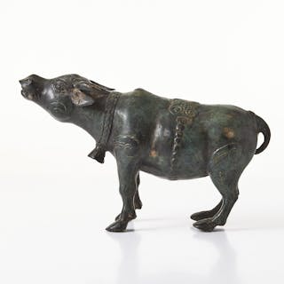 SKULPTUR, patinerad brons, i form av vattenbuffel, troligen Asien