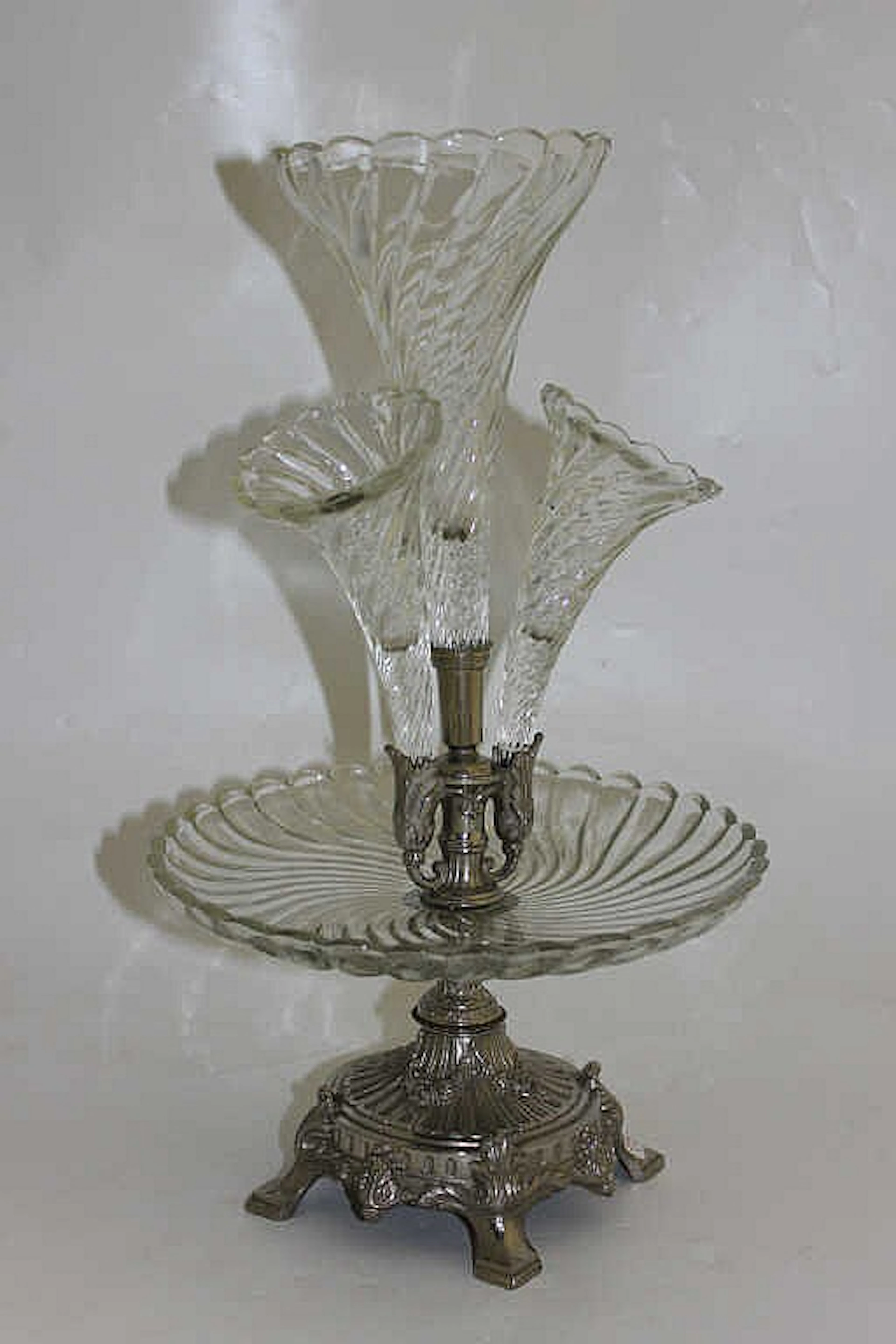 Surtout de table agrémenté d'une coupe et de trois cornets en verre, montur