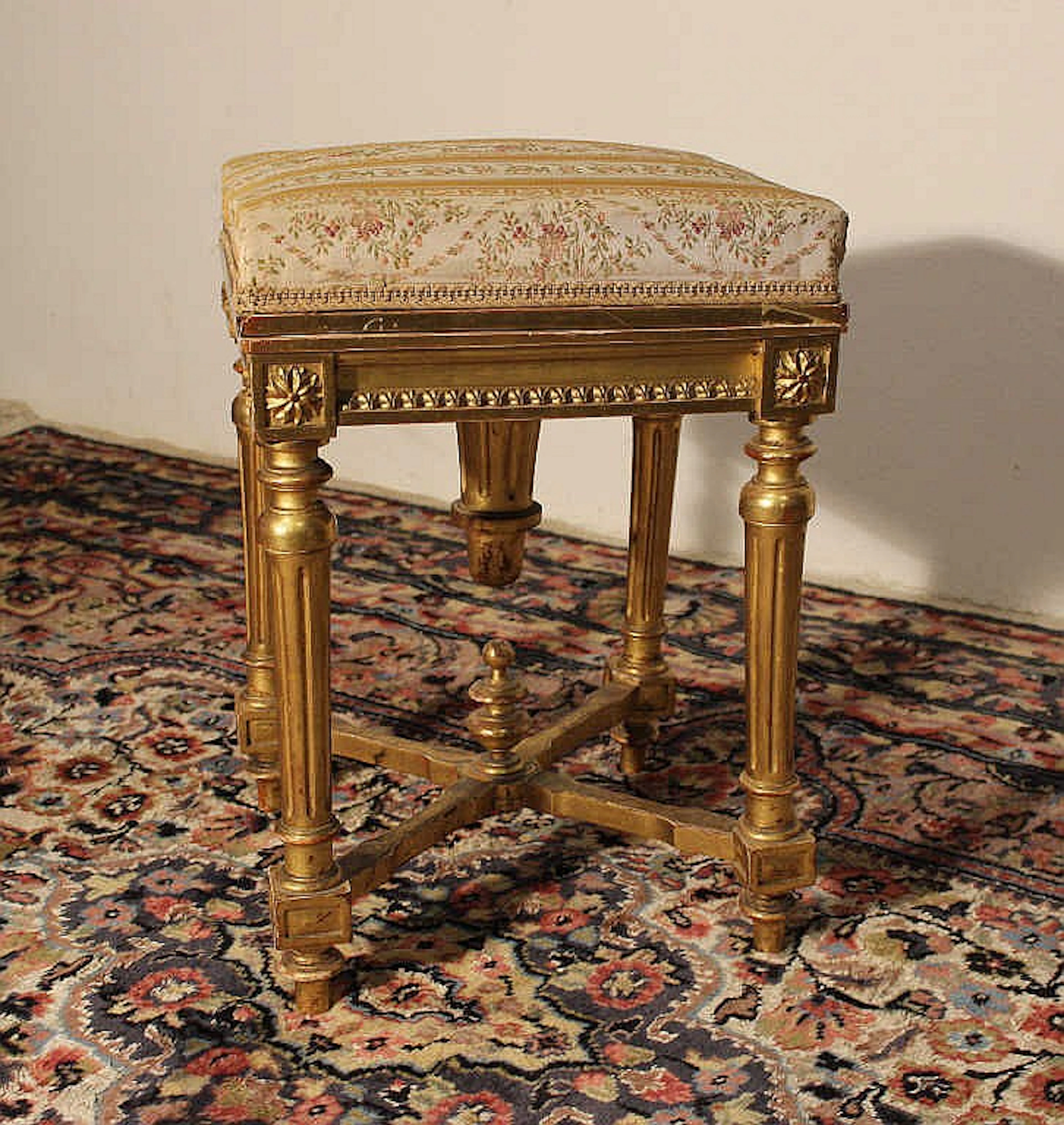 Tabouret de piano style Louis XVI, assise carrée garnie d'un tissu fleuri,