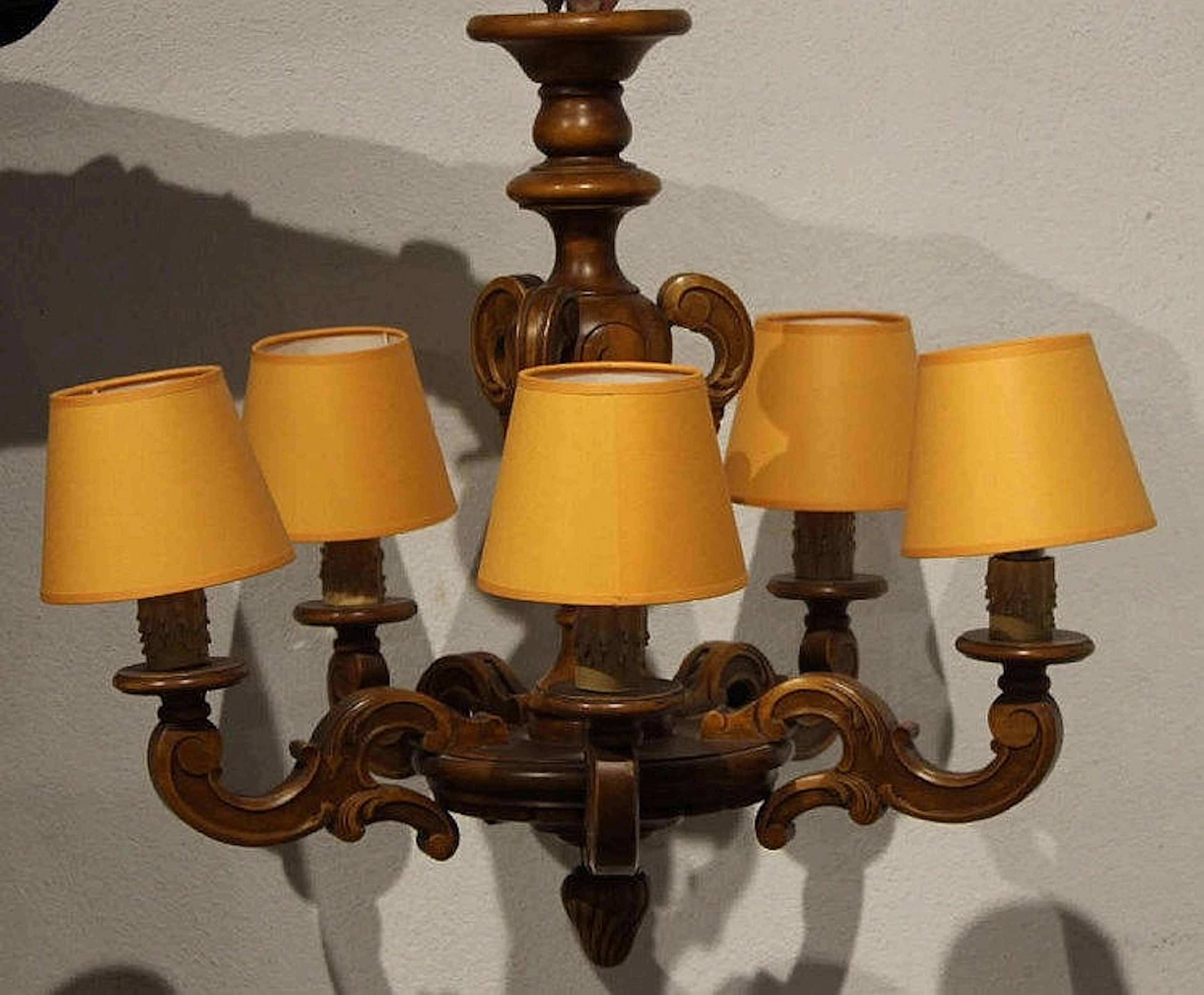 Lustre en bois exotique à cinq bras de lumière ab