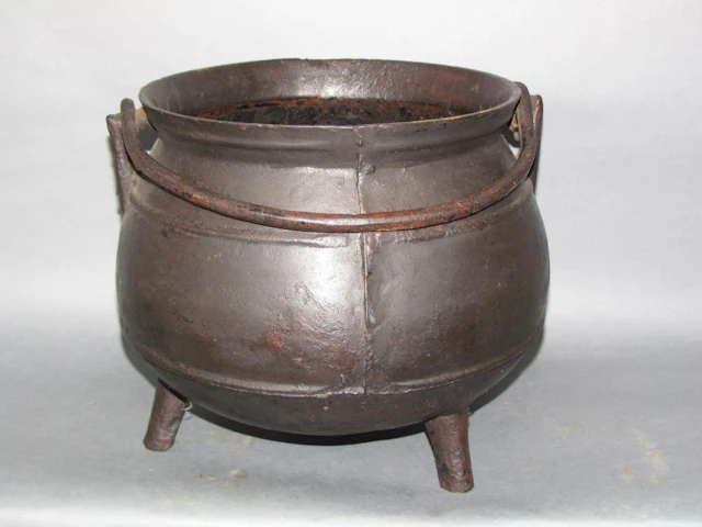 Cast iron pot