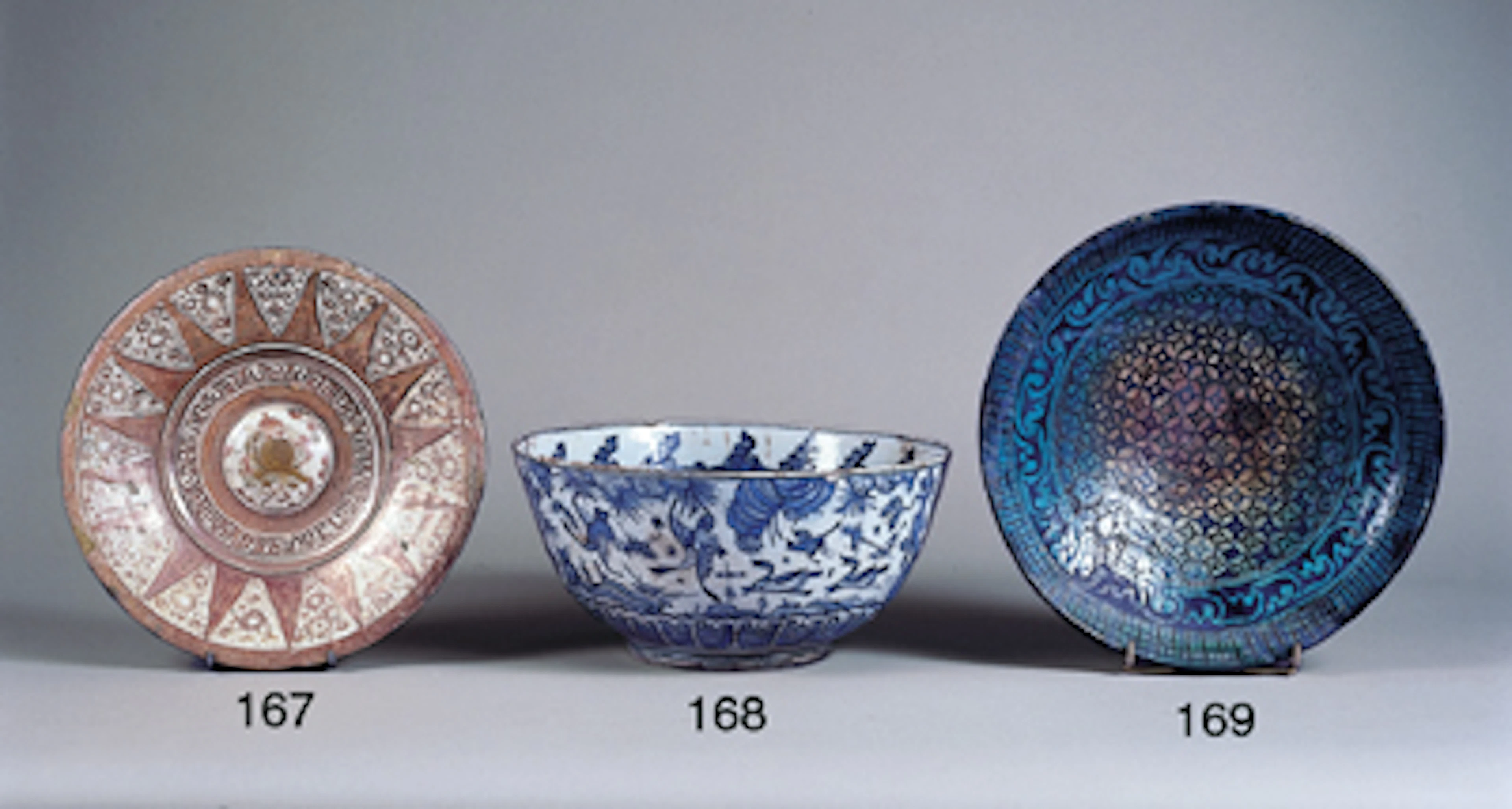 plat hispano-mauresque du XVIe siècle en faïence lustrée à reflets métalliques