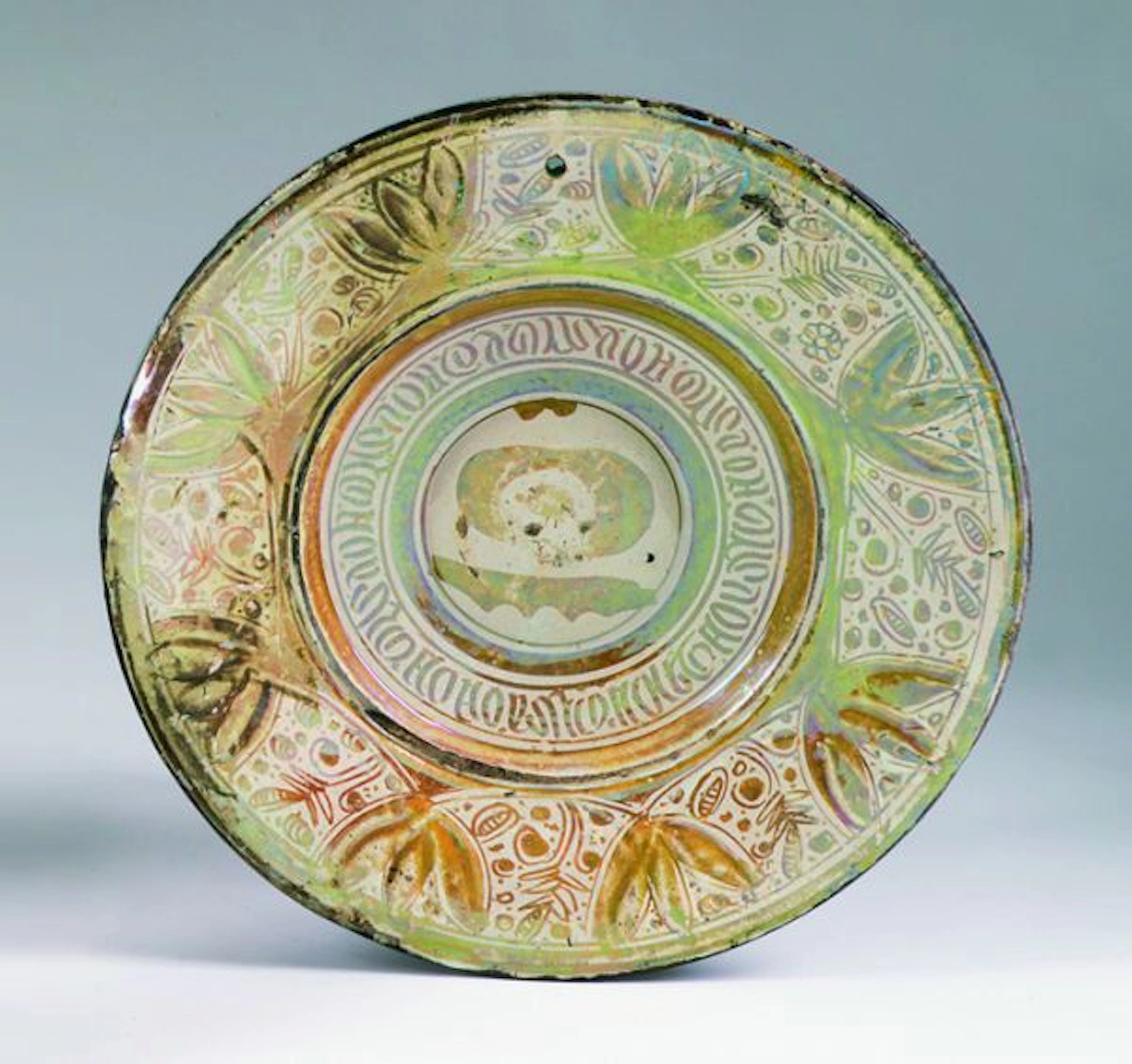 Plat hispano-mauresque à ombilic en faïence lustrée à reflets métalliques