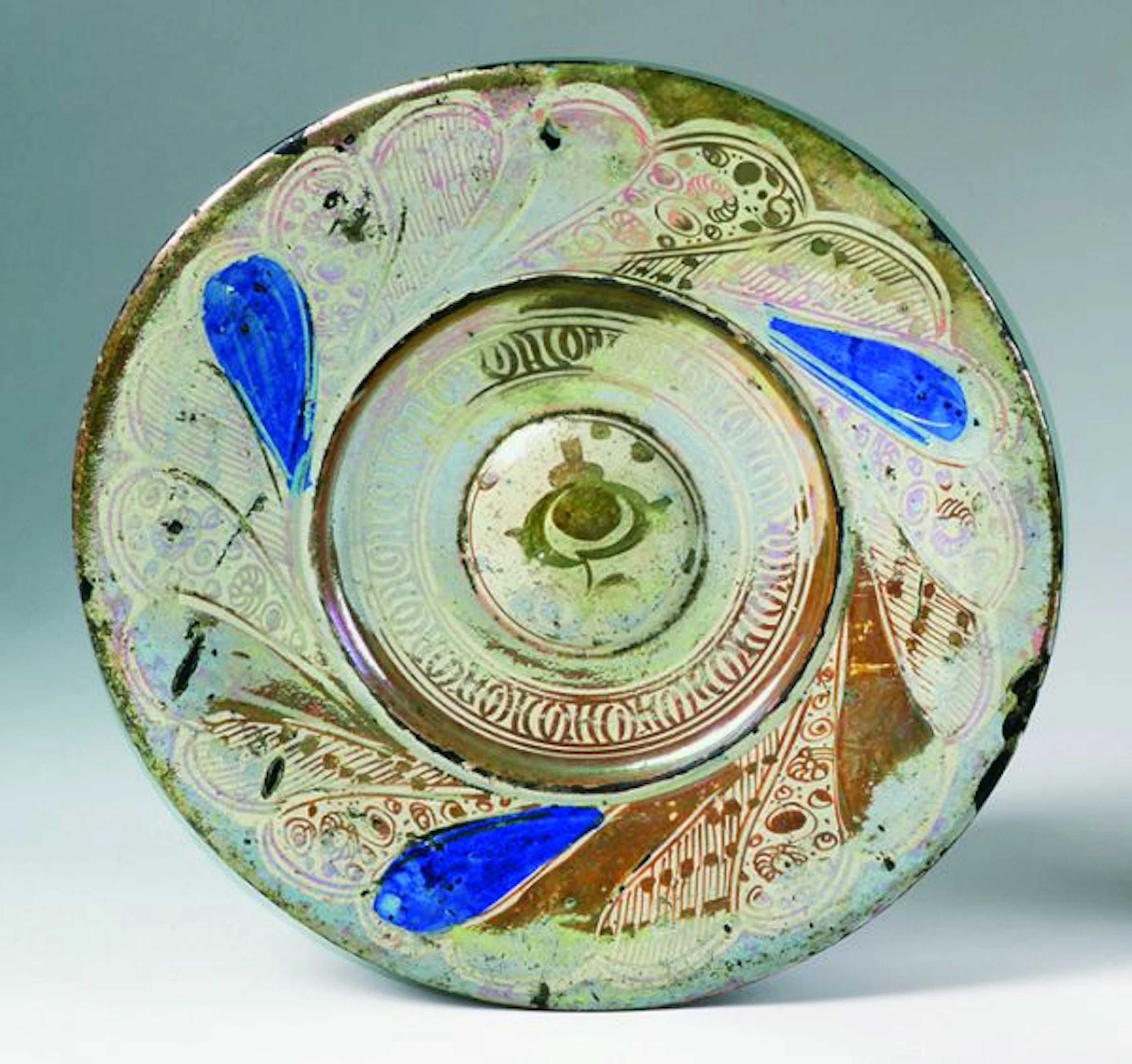 Plat hispano-mauresque à ombilic en faïence lustrée à reflets métalliques