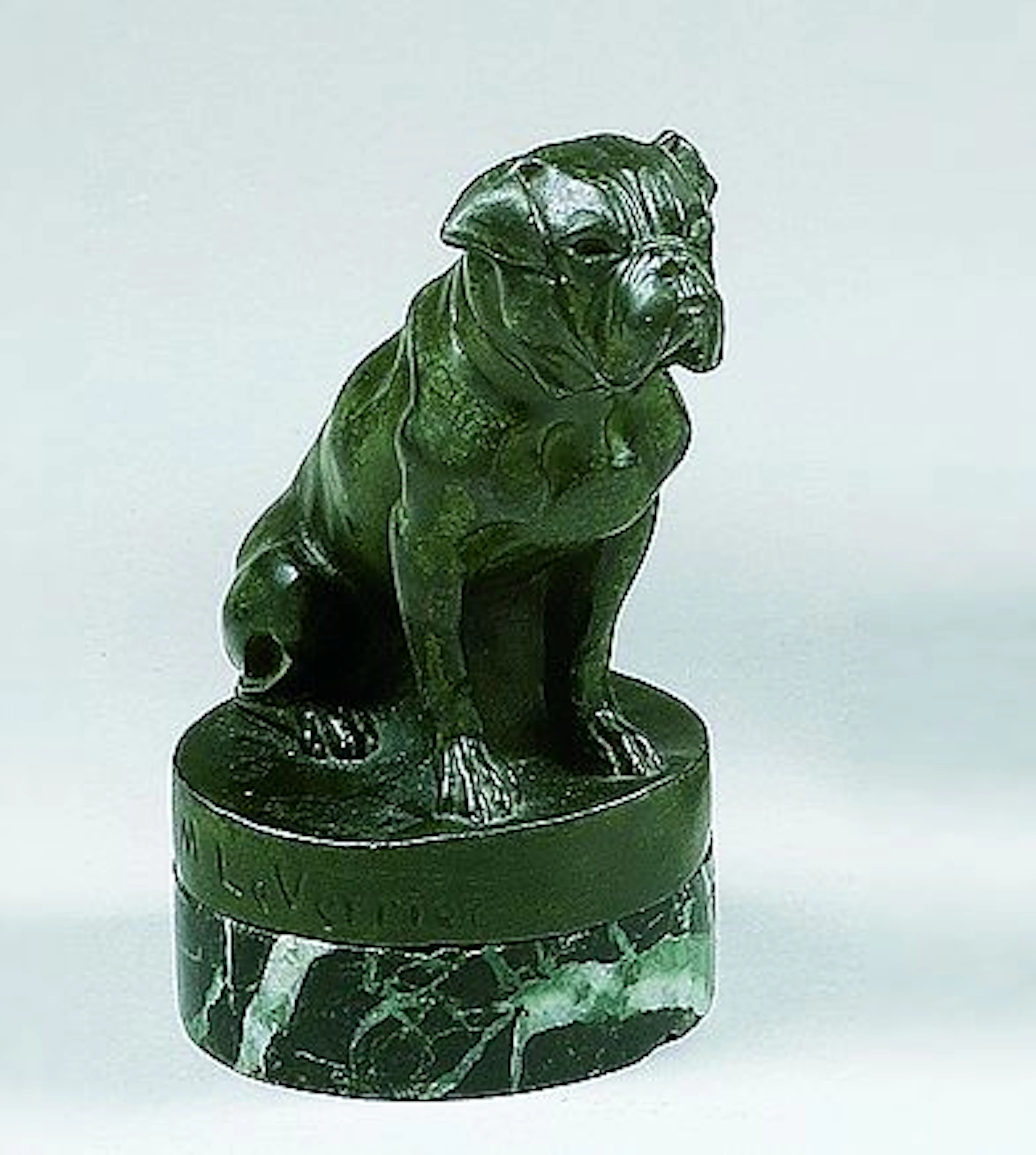 Max LE VERRIER (1891-1973) « Bouledogue assis ». Sculpture en bronze patine vert antique