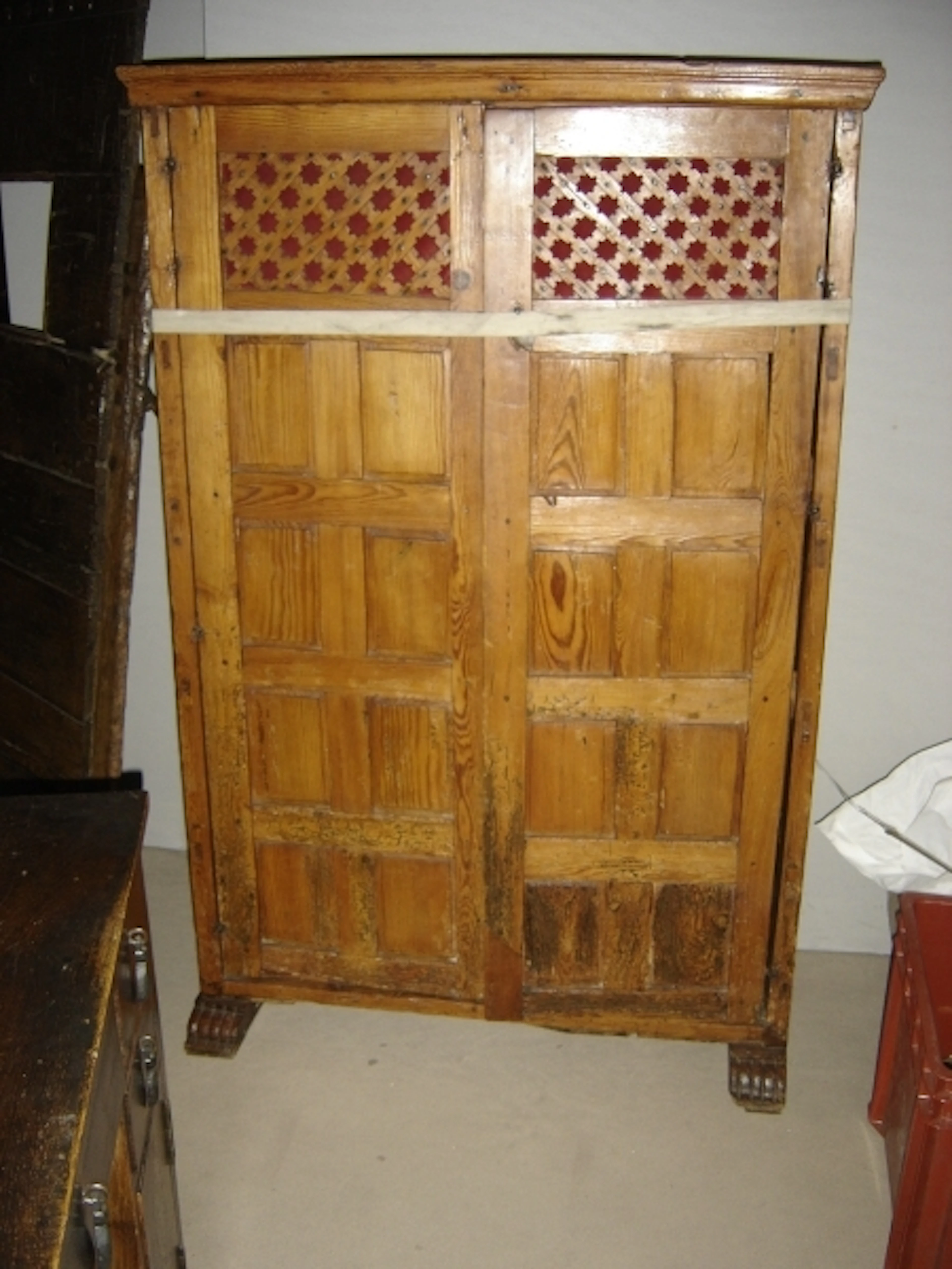 Petit meuble garde-manger Espagnol Il ouvre en façade par deux
