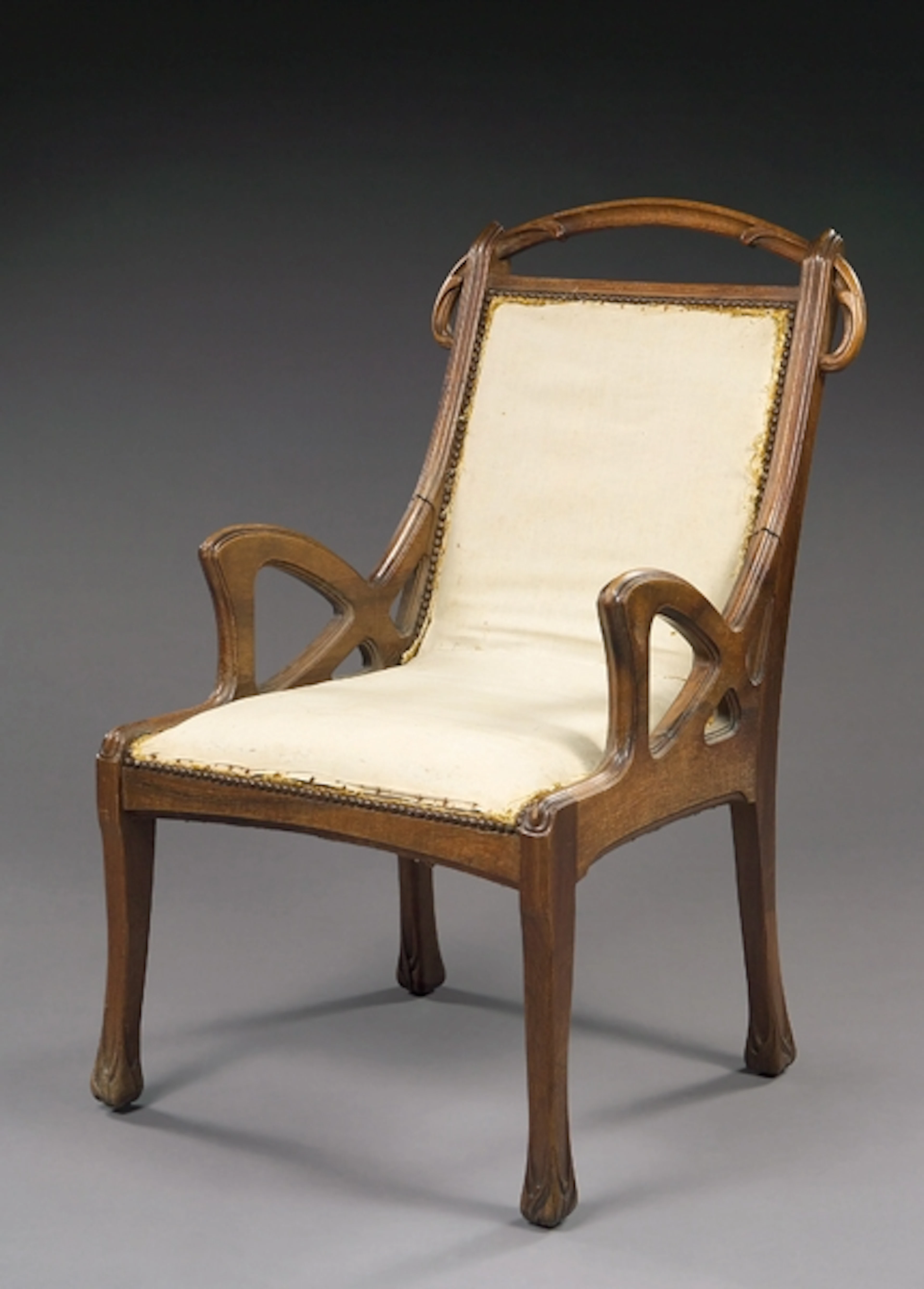 Eugène GAILLARD (1862-1933) Fauteuil à structure en noyer mouluré