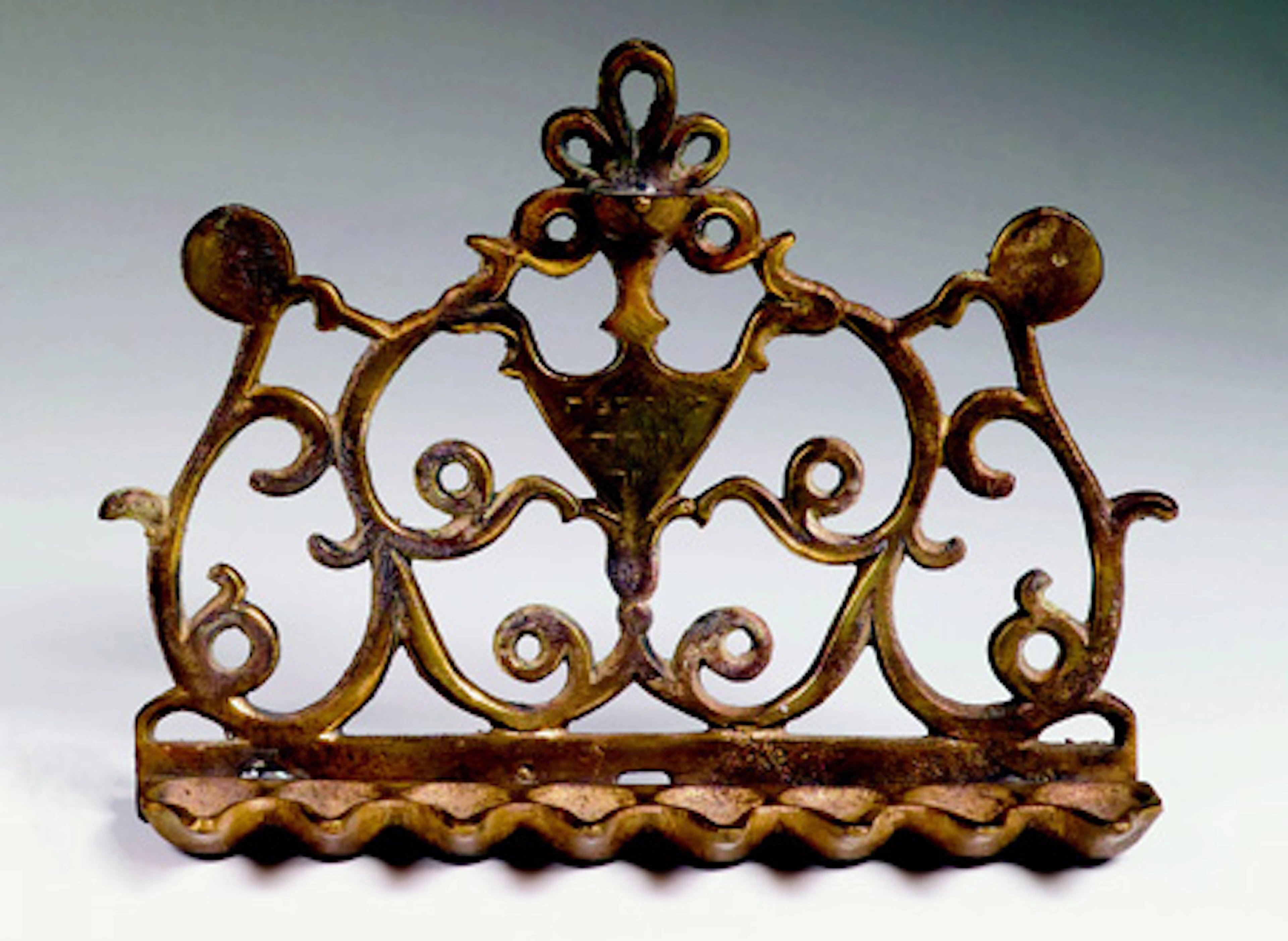 Lampe de Hanouka Bronze ajouré à décor de volutes avec inscription