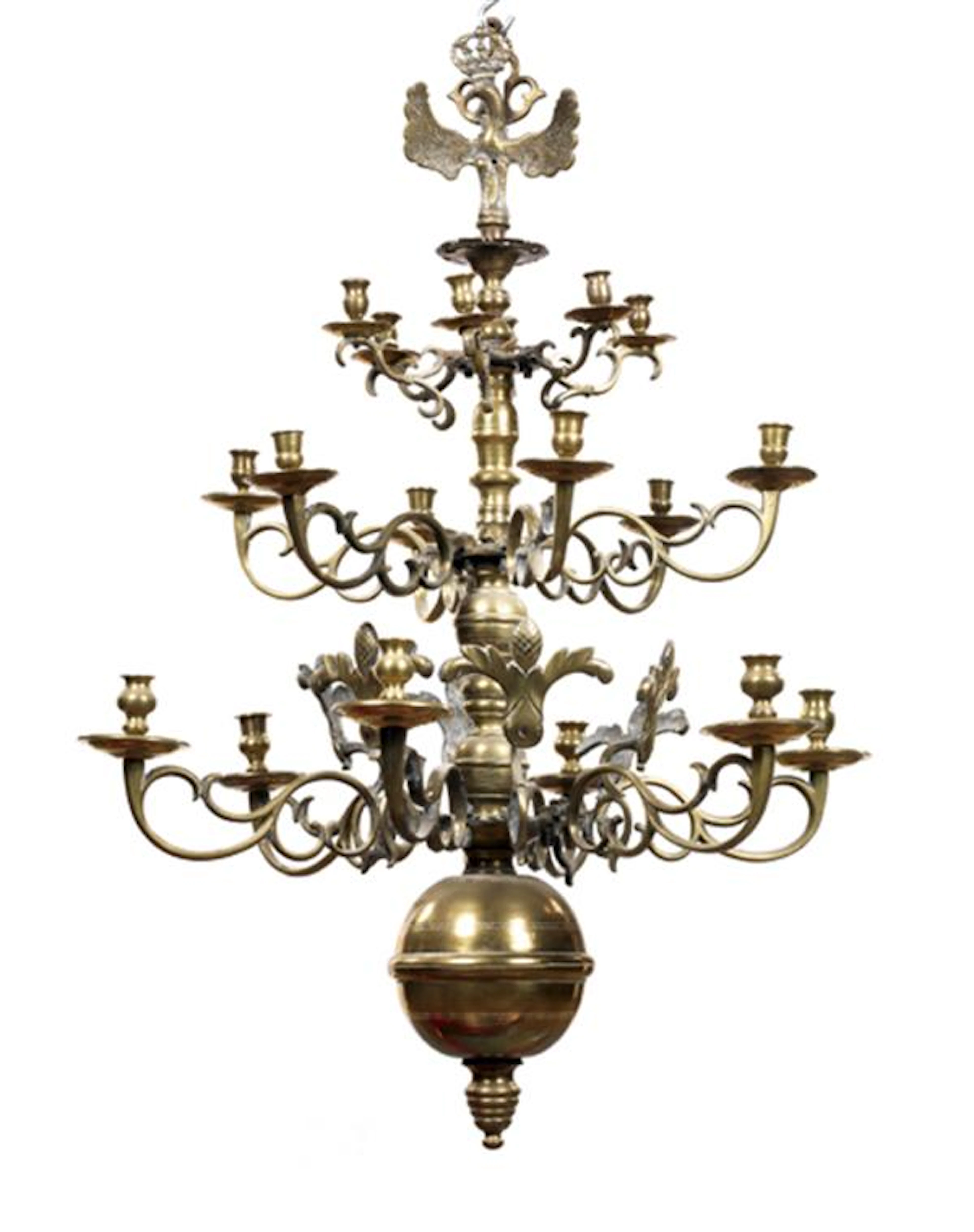 Lustre à dix huit branches de lumière sur trois rangs en cuivre