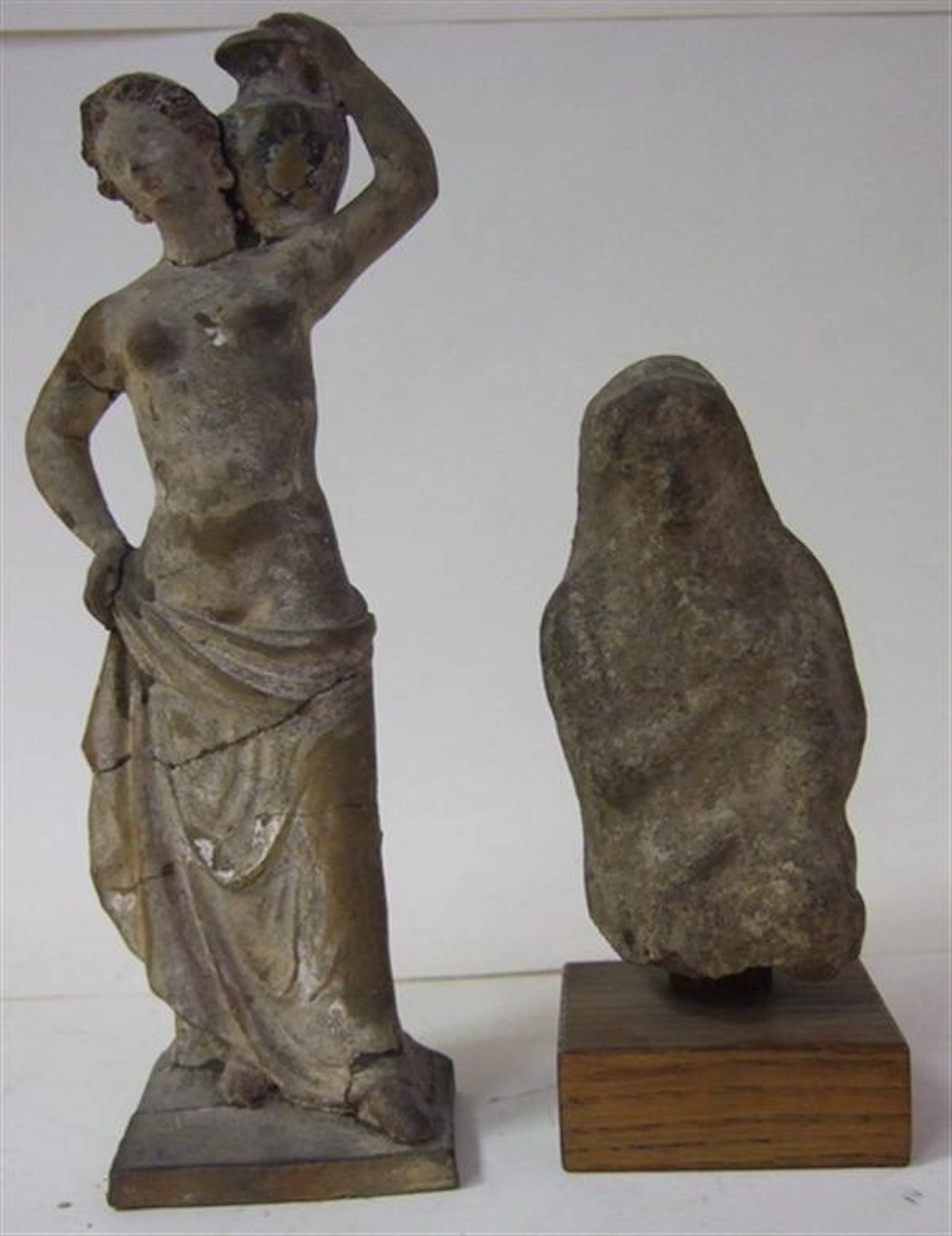 STATUETTE votive féminine (maternité). Terre cuite beige. Accidents. Art grec