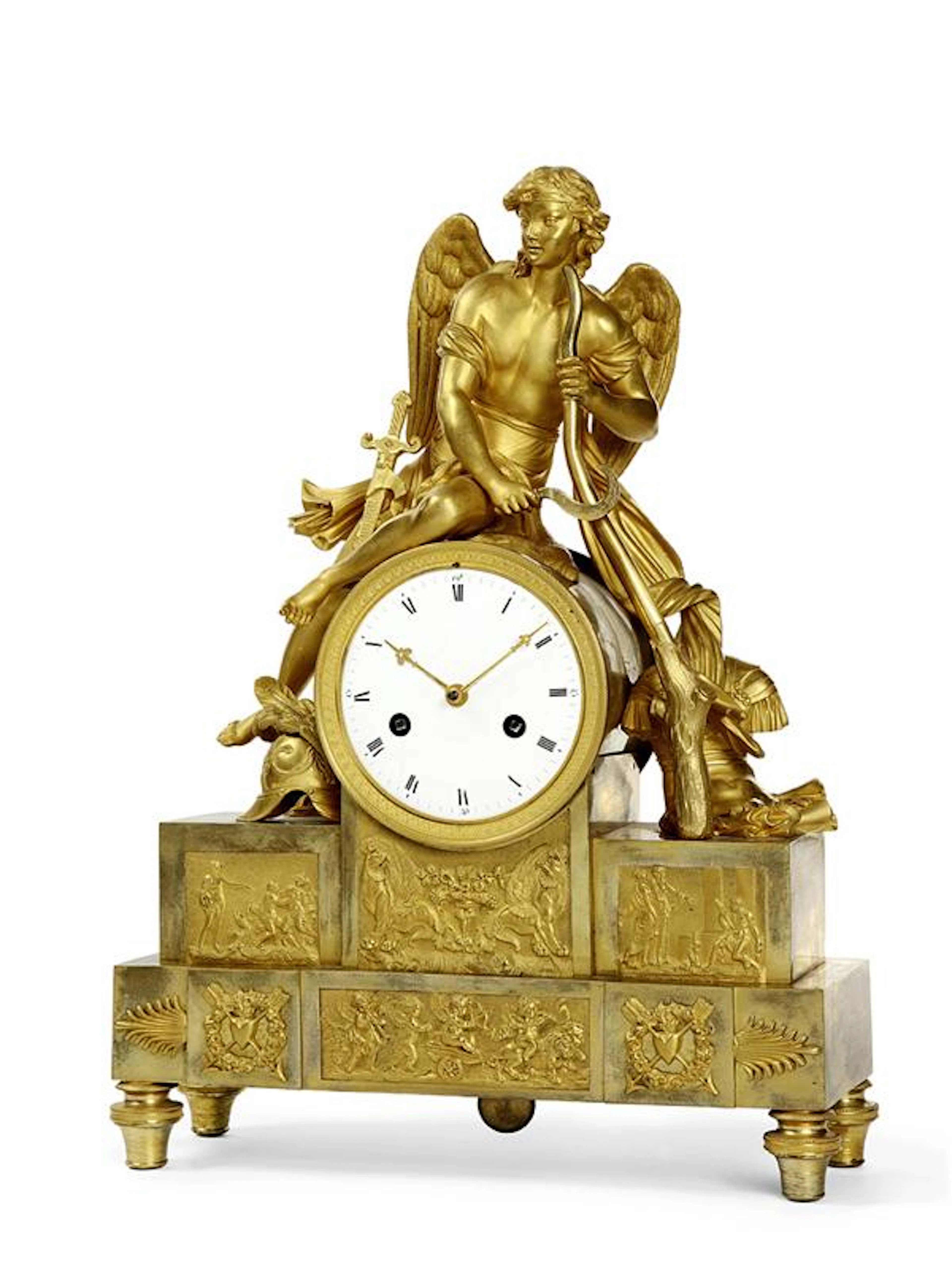 PENDULE en bronze doré à décor d'Eros habillé de draperie