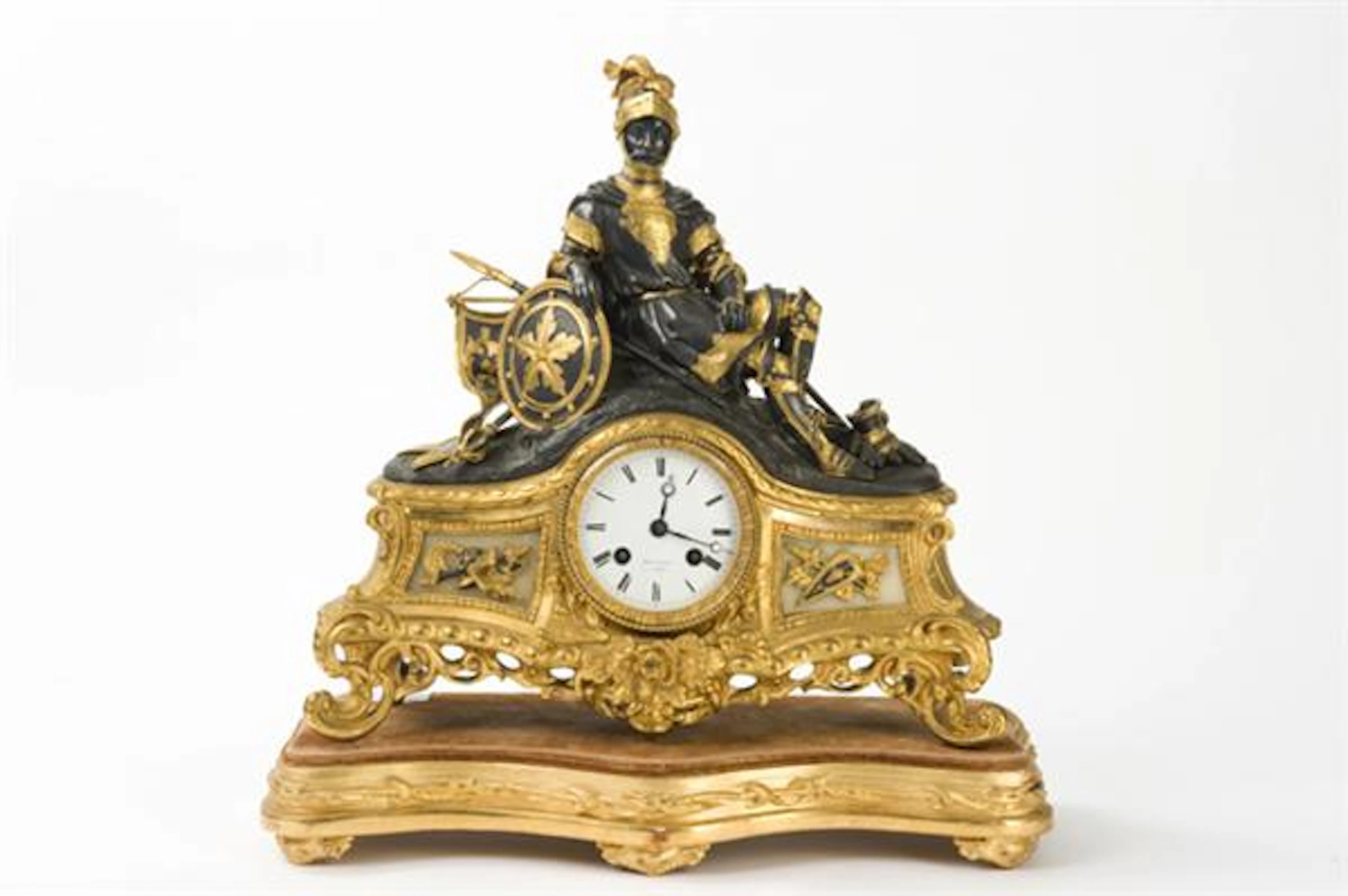 PENDULE en bronze doré et bronze patiné ornée d'un homme en armure
