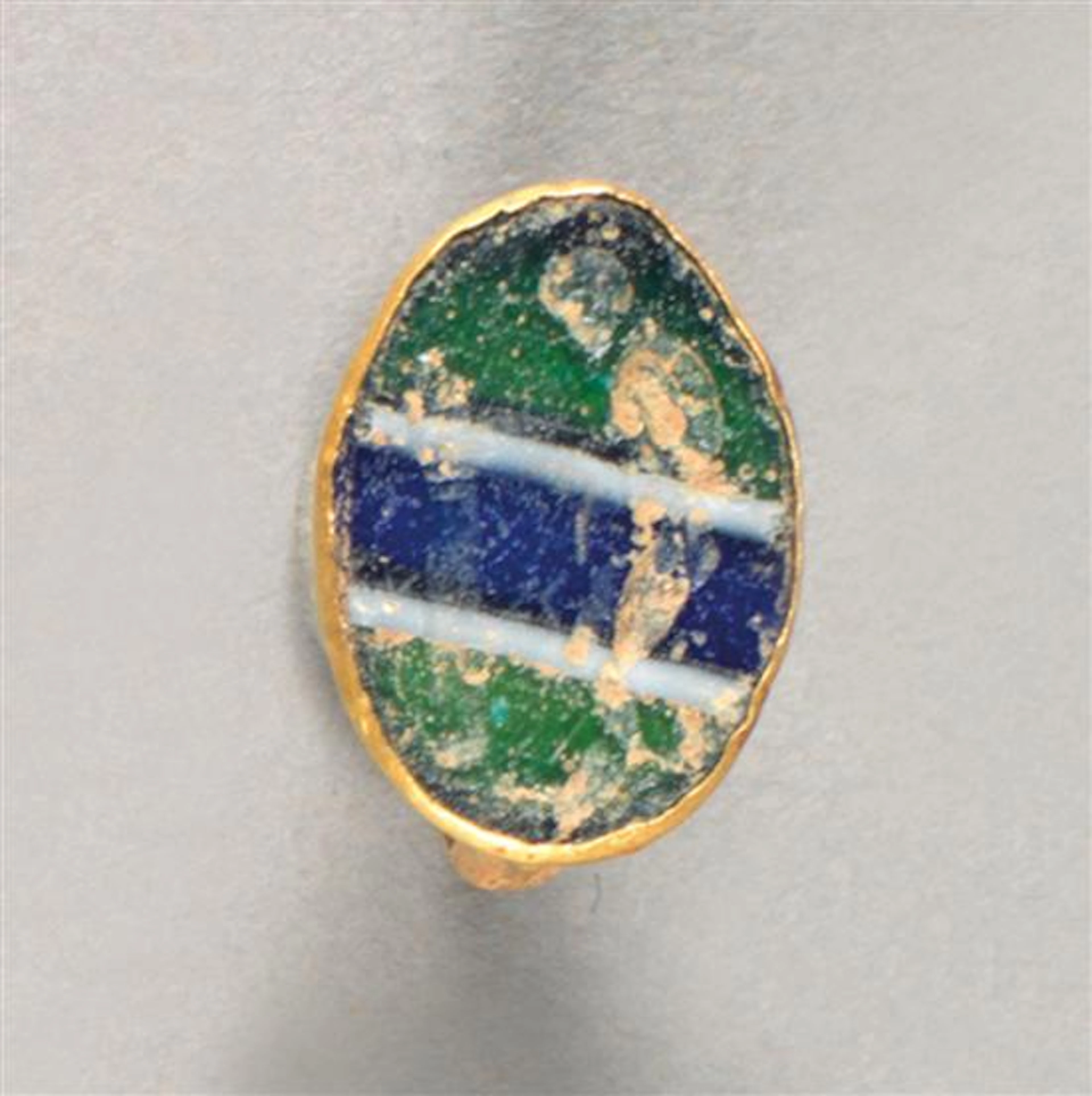 bague or creux sertie d'une intaille en pâte de verre gravée