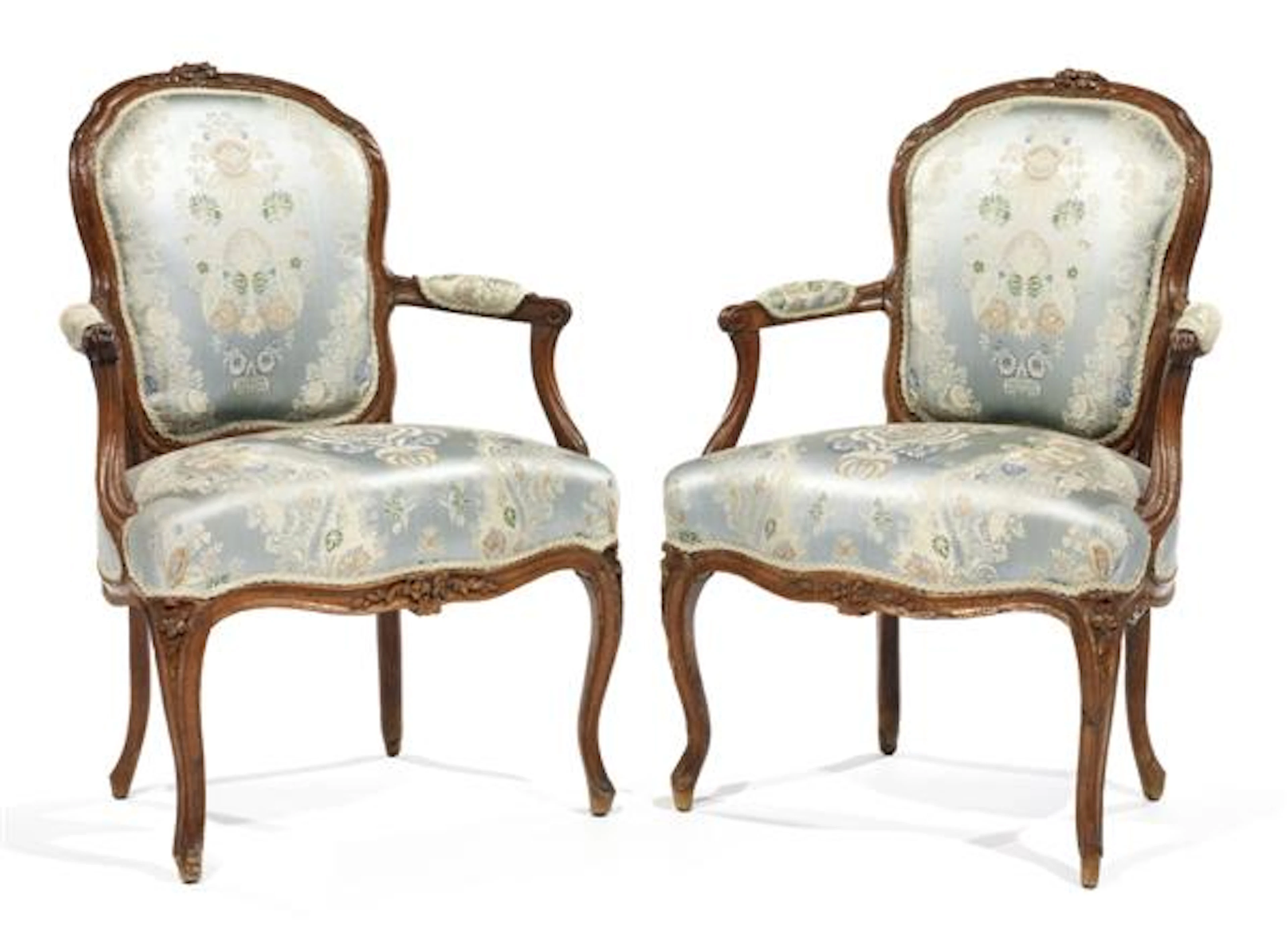 Paire de fauteuils en cabriolet en bois naturel mouluré et sculpté