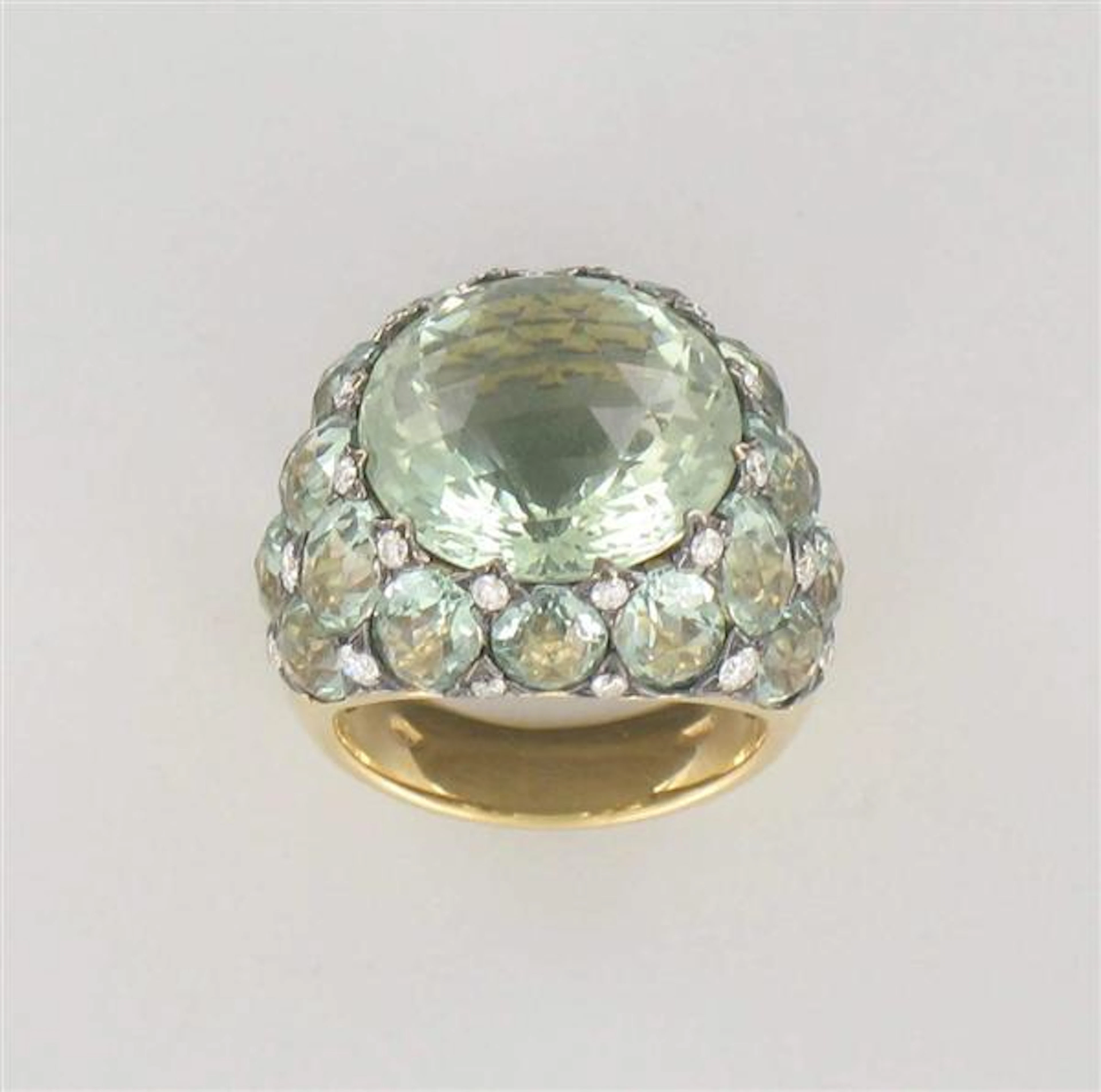 Bague chevalière dôme en or jaune ornée au centre d'un béryl