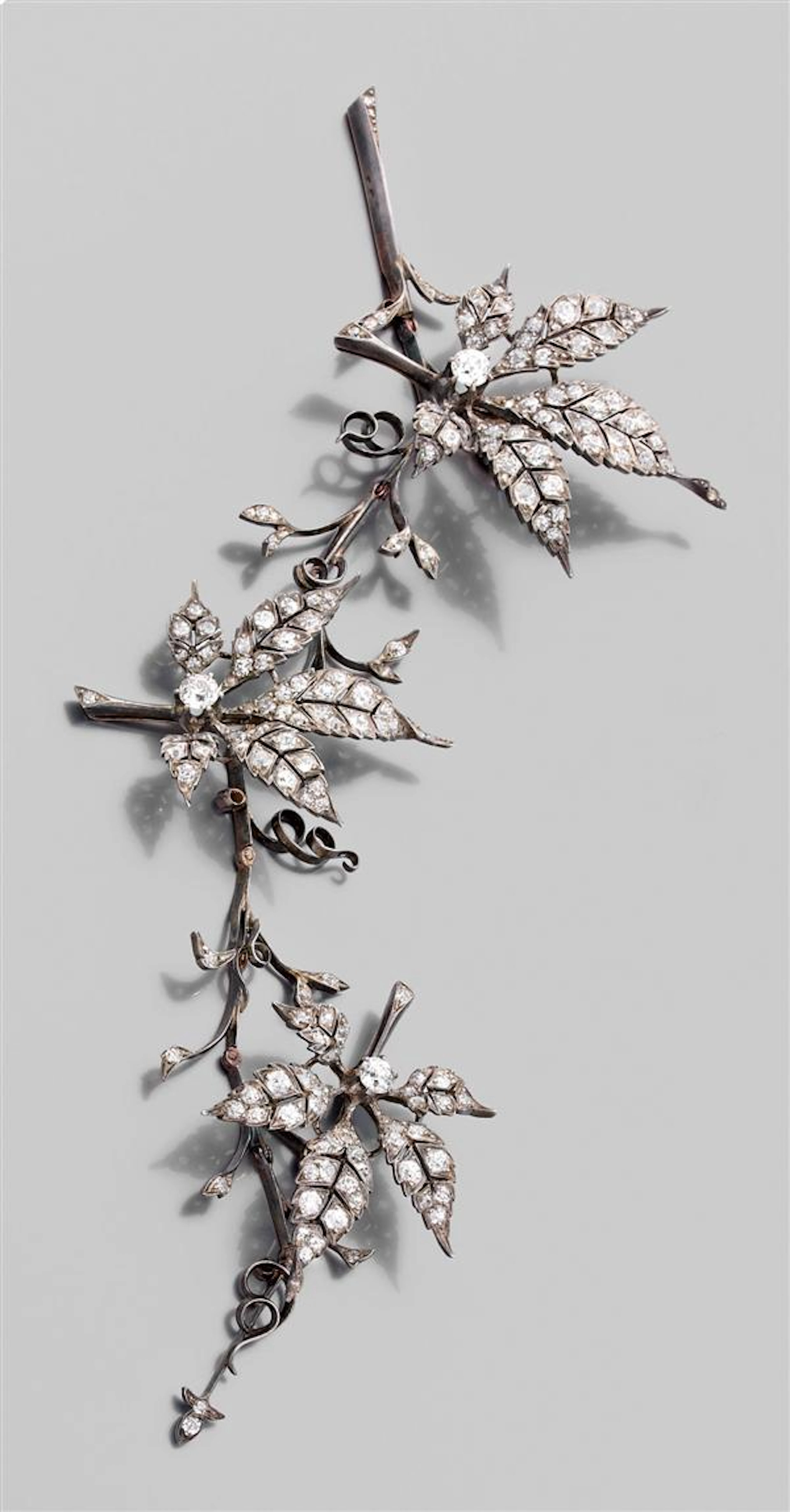 Frédéric BOUCHERON Années 1890 Broche trembleuse à décor de feuilles