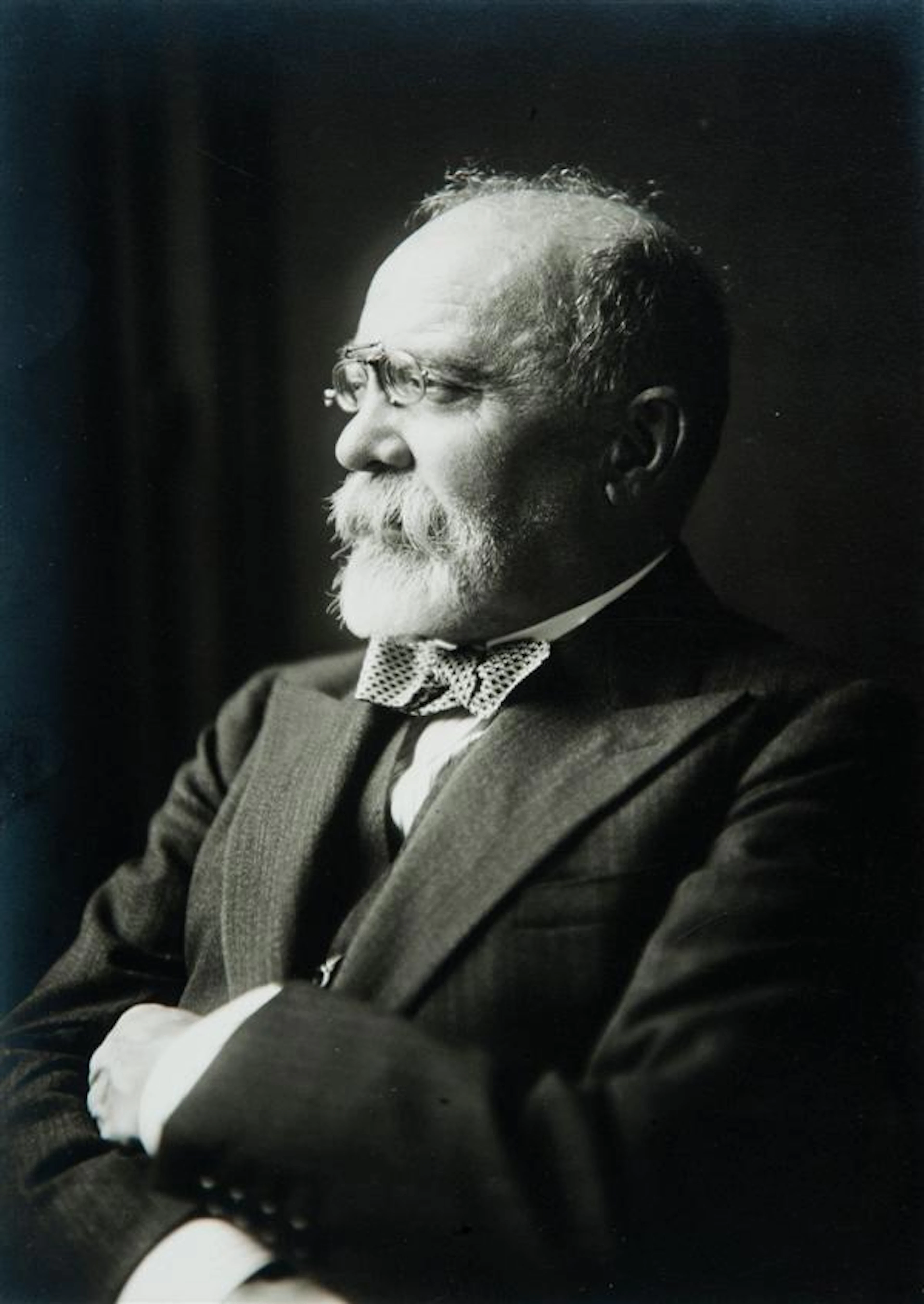 Studio PHÉBUS. 12 portraits officiels de Louis Barthou. Divers