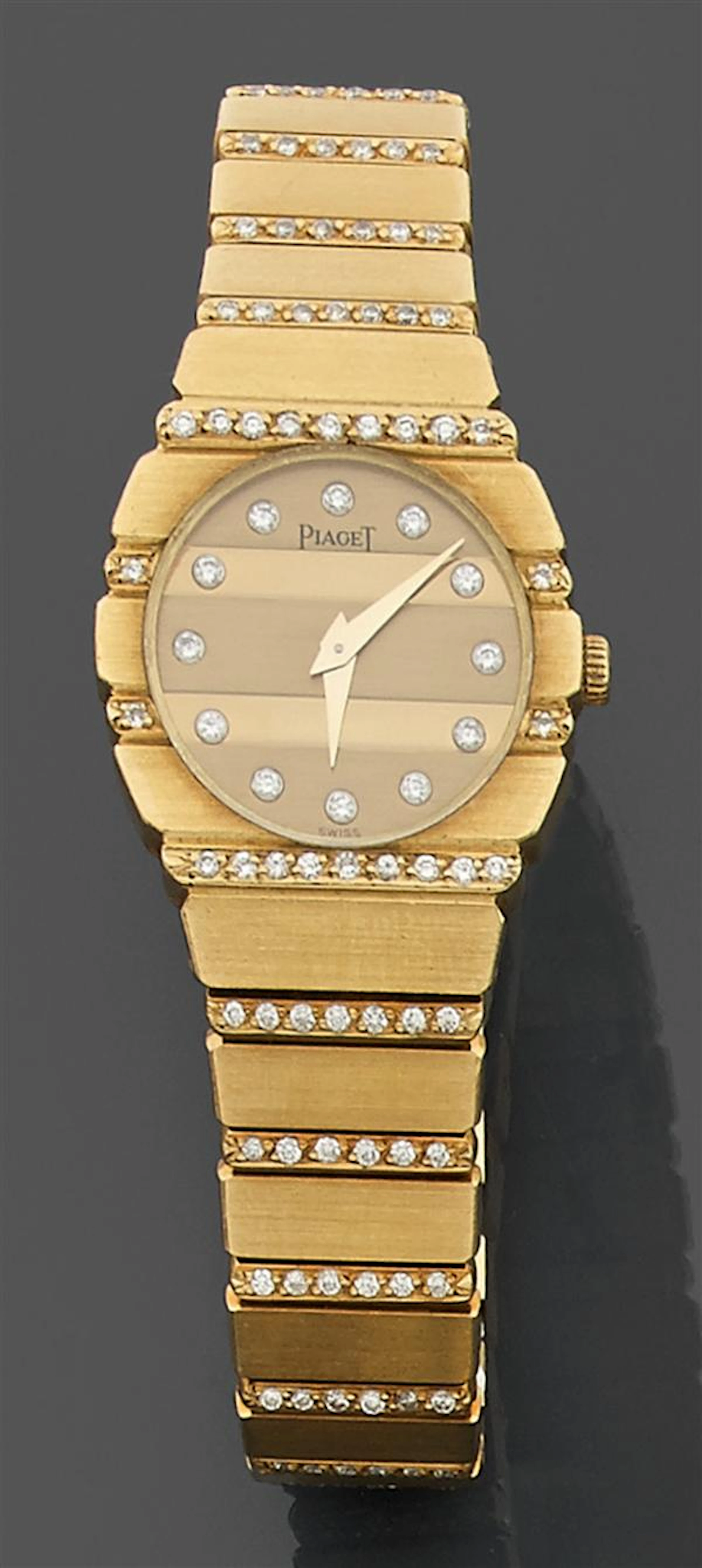 Piaget Bracelet-Montre de dame modèle “Polo” En or satiné à décor de lignes