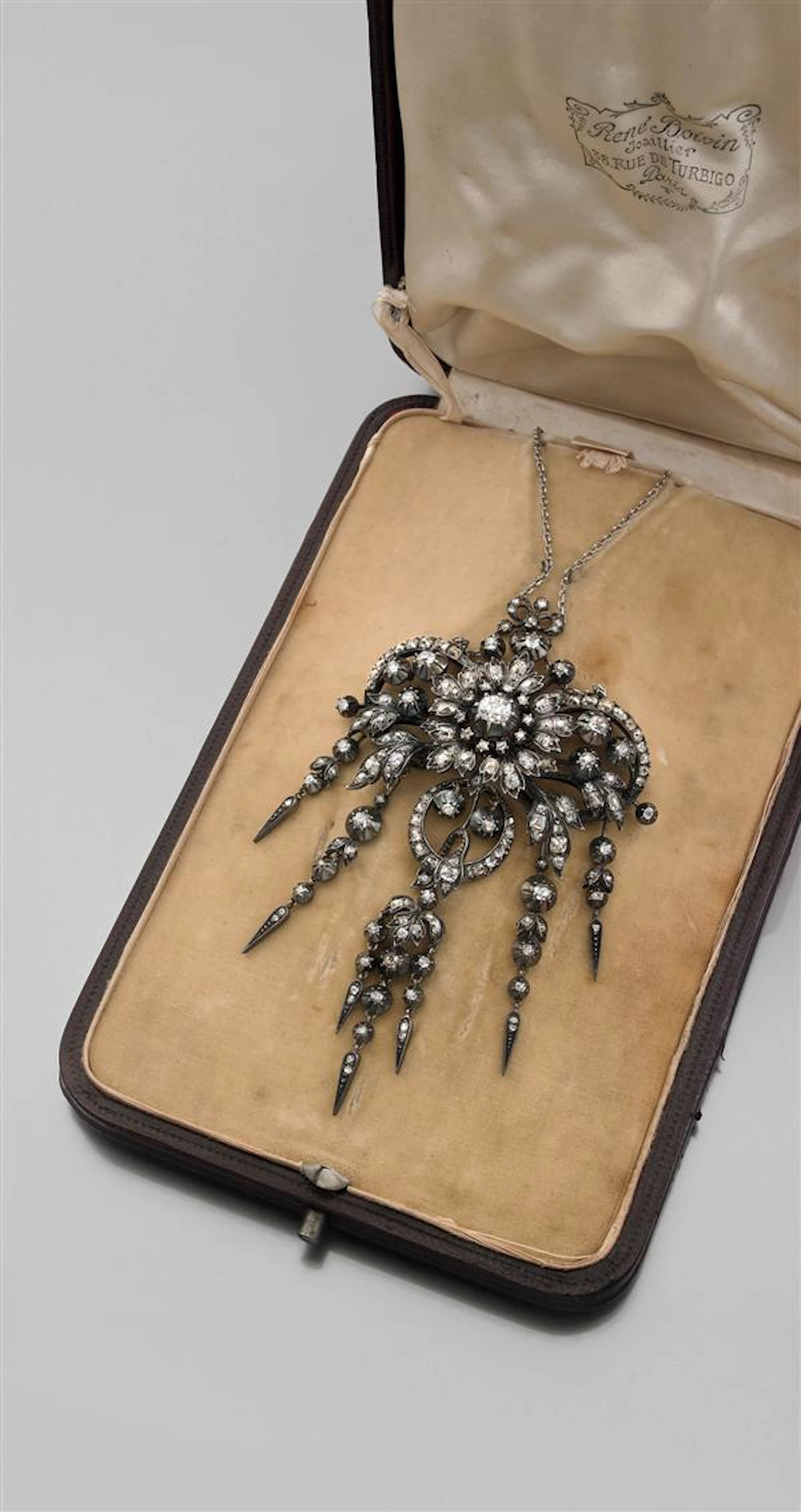 René BOIVIN Années 1890 Broche Pendentif églantine Elle porte