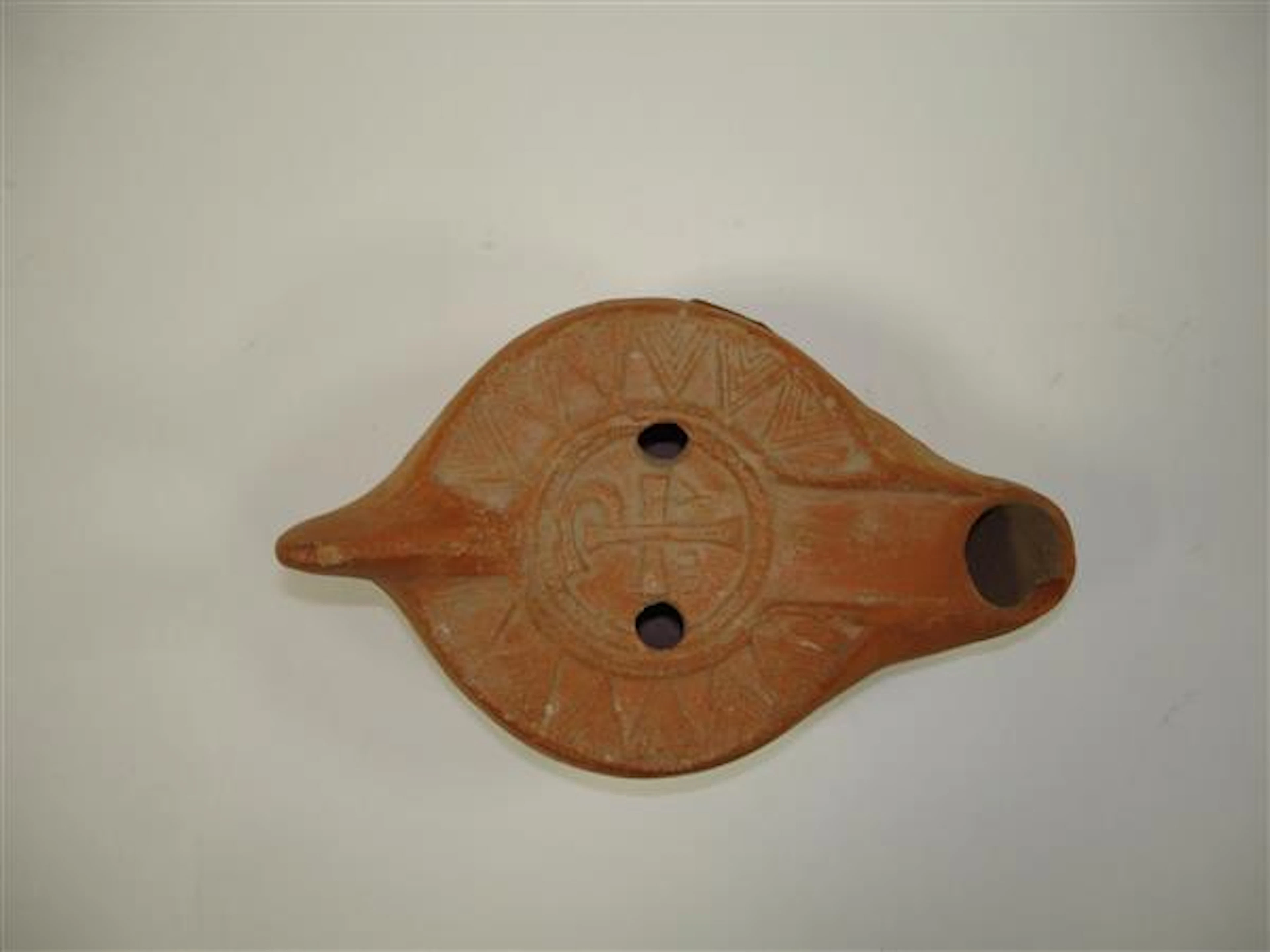 LAMPE À HUILE ornée d'un Chrisme et des lettres Alpha et Oméga