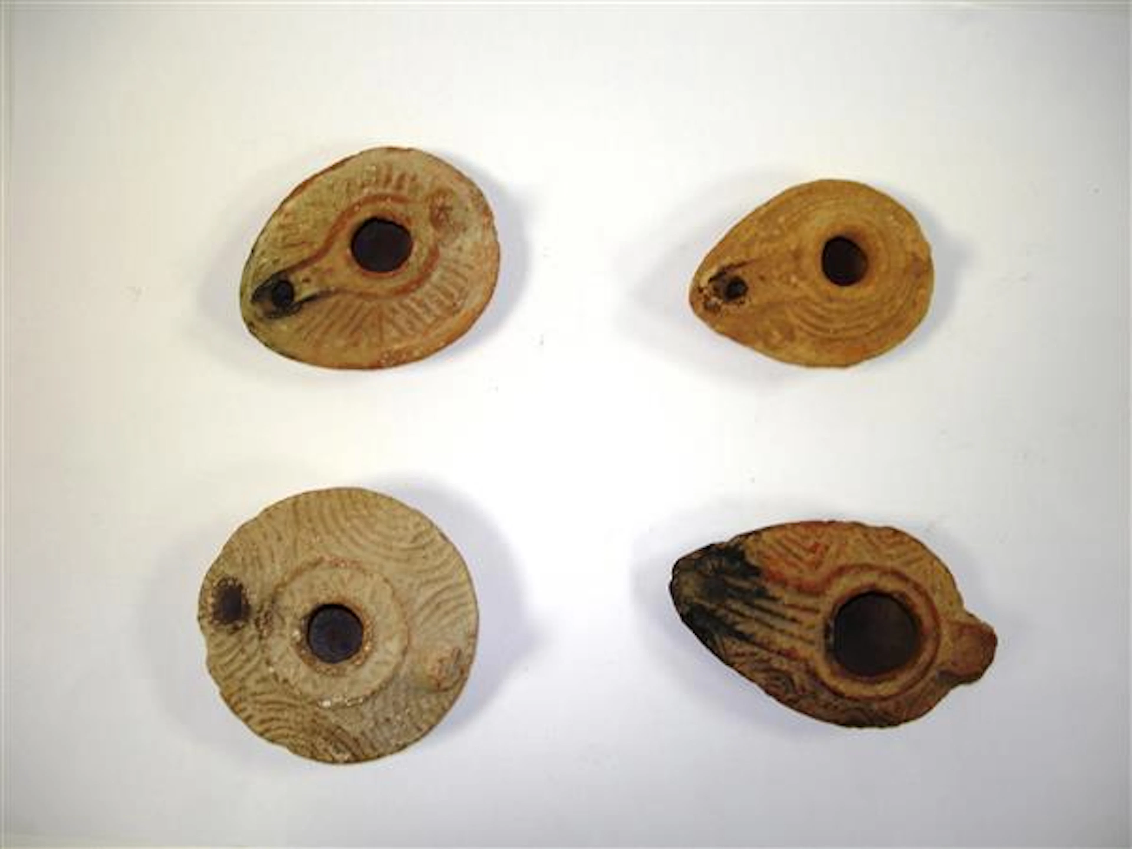 ENSEMBLE DE QUATRE LAMPES à HUILE ornées de motifs géométriques. Époque Romaine