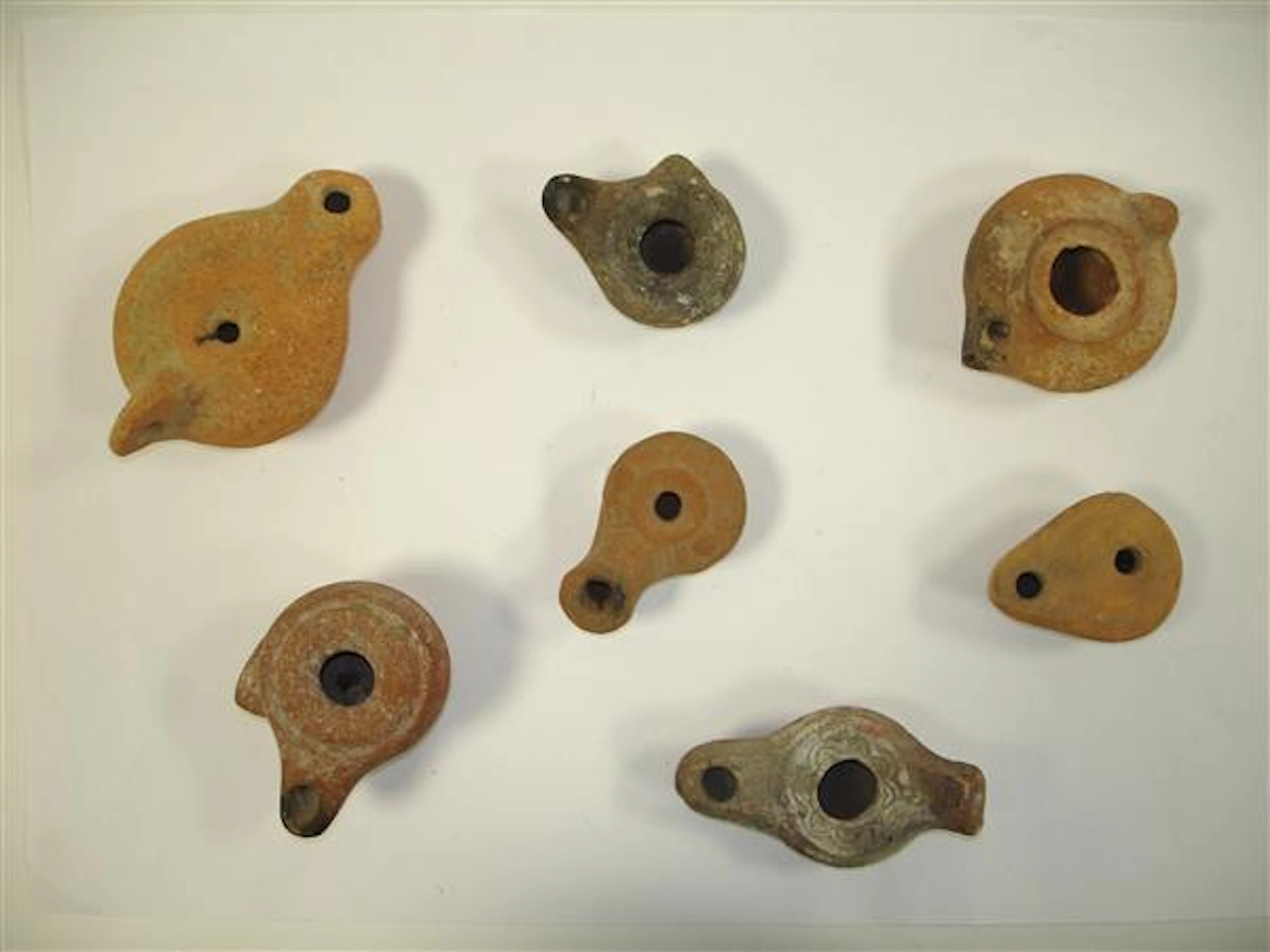 ENSEMBLE DE SEPT LAMPES à HUILE en terre cuite. Époque Romaine