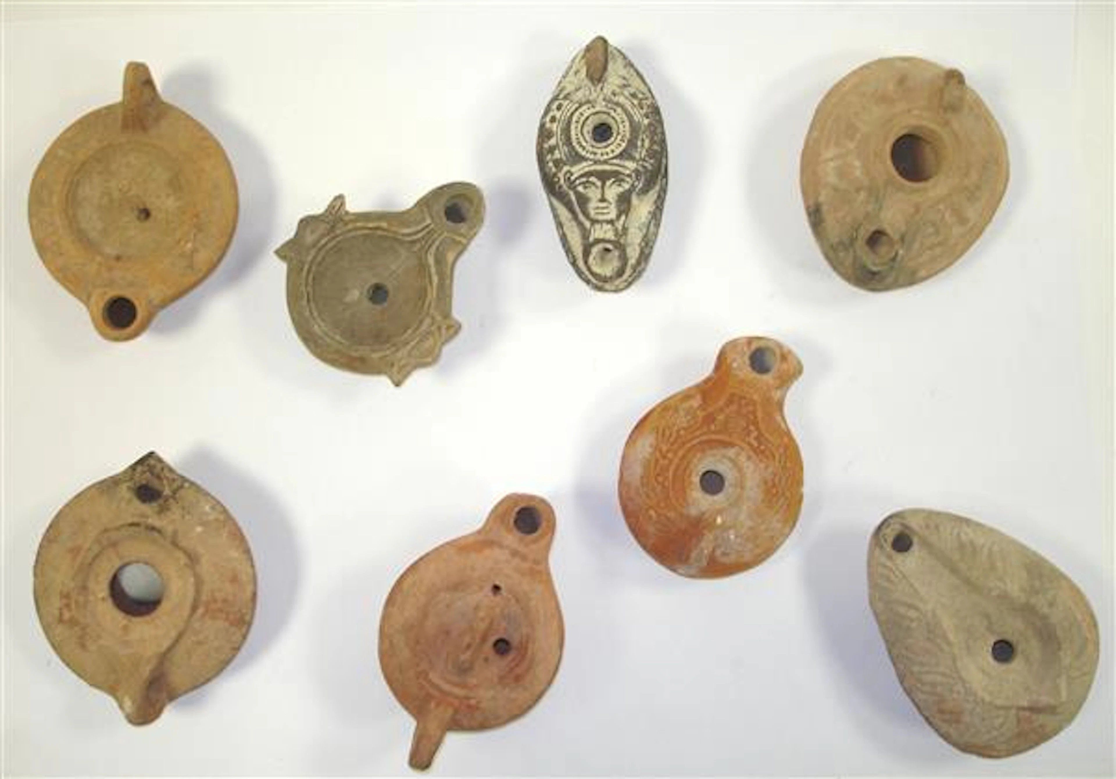 ENSEMBLE DE HUIT LAMPES à HUILE en terre cuite. époque Romaine