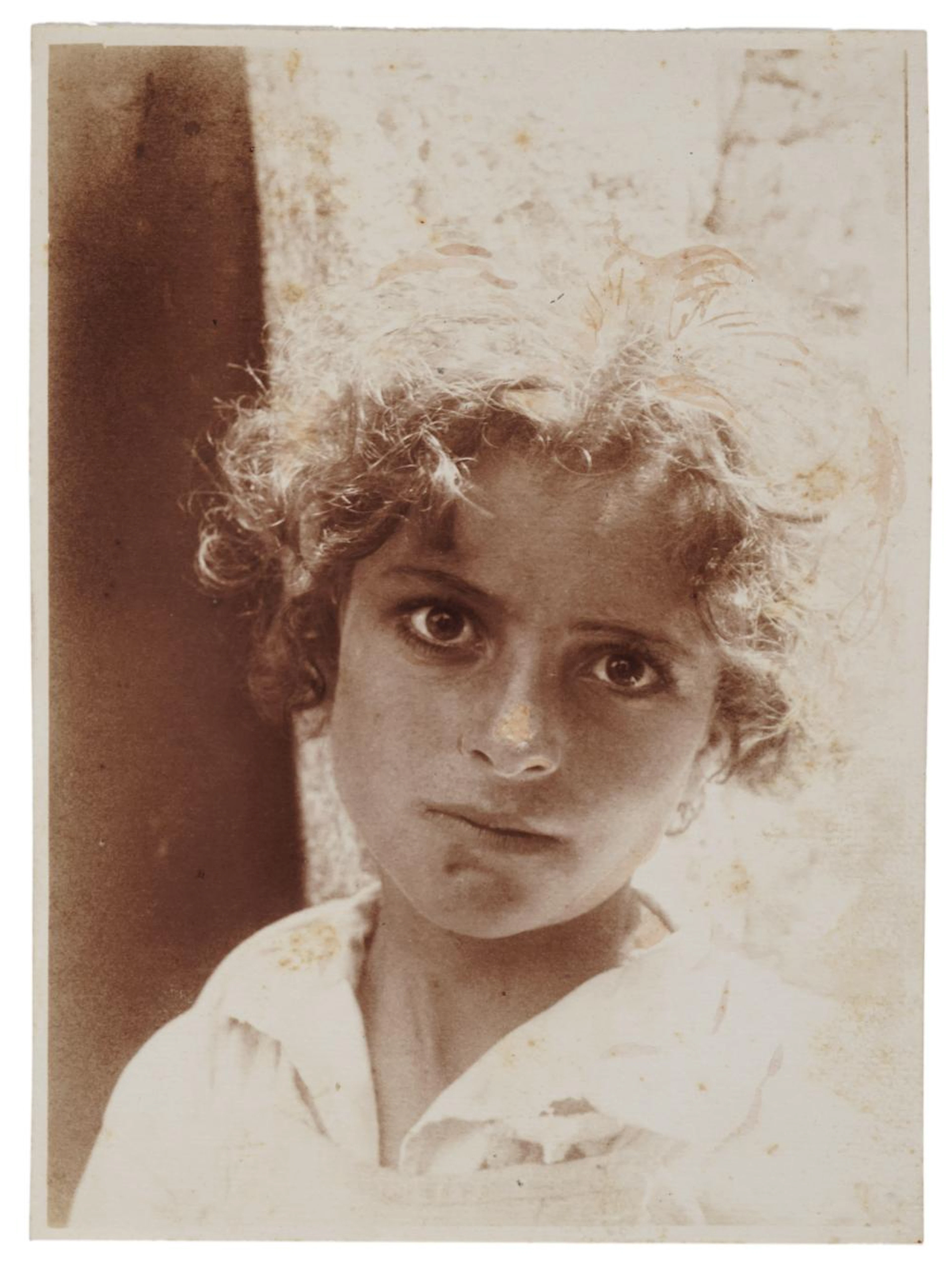 Wilhelm (von) Gloeden, Ritratto di bambina. [1900-1902].