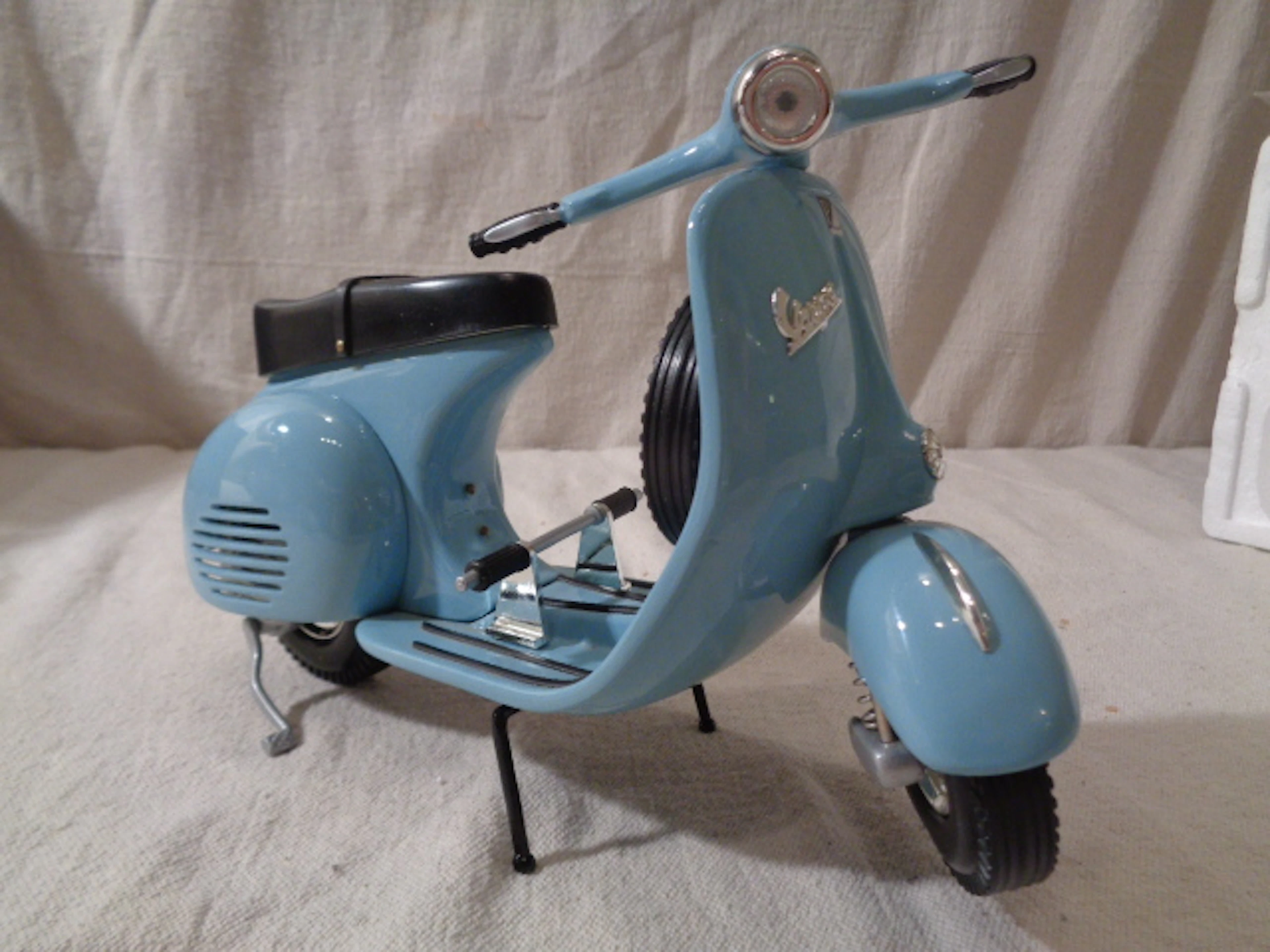 Piaggio Vespa 150 Sportique Model 1:6 Scale