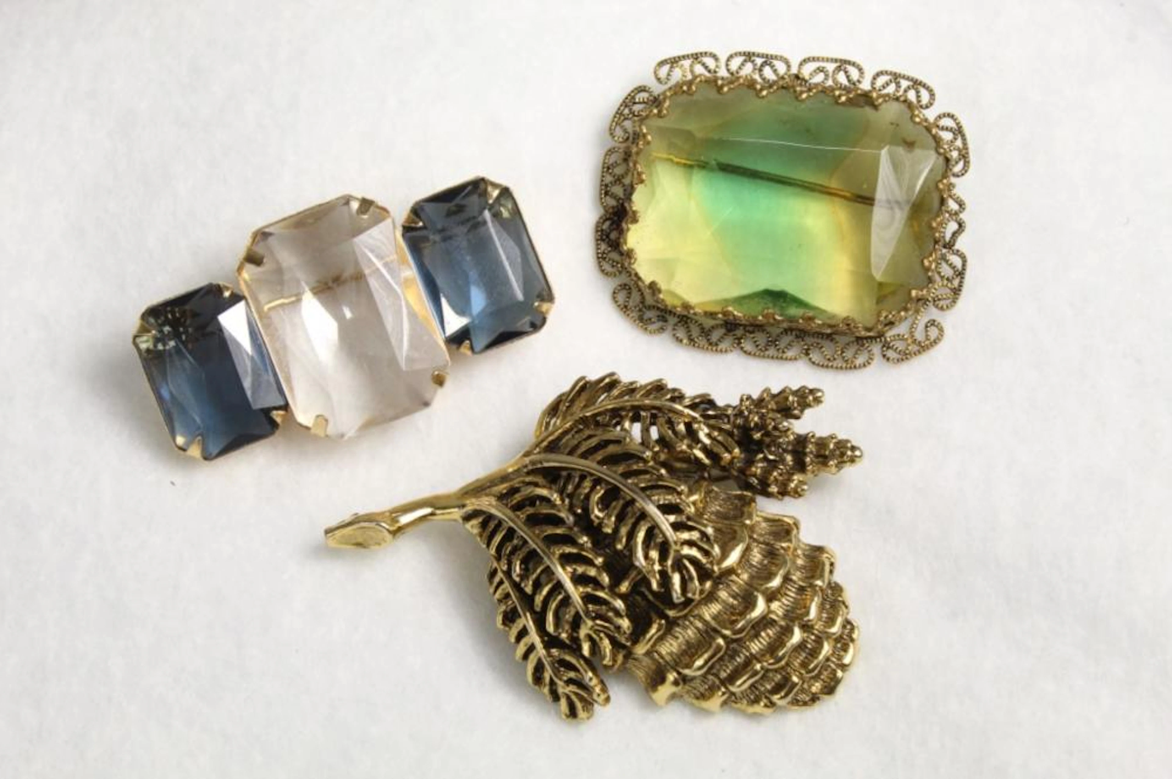 THREE VINTAGE JEWELRY BROOCHES