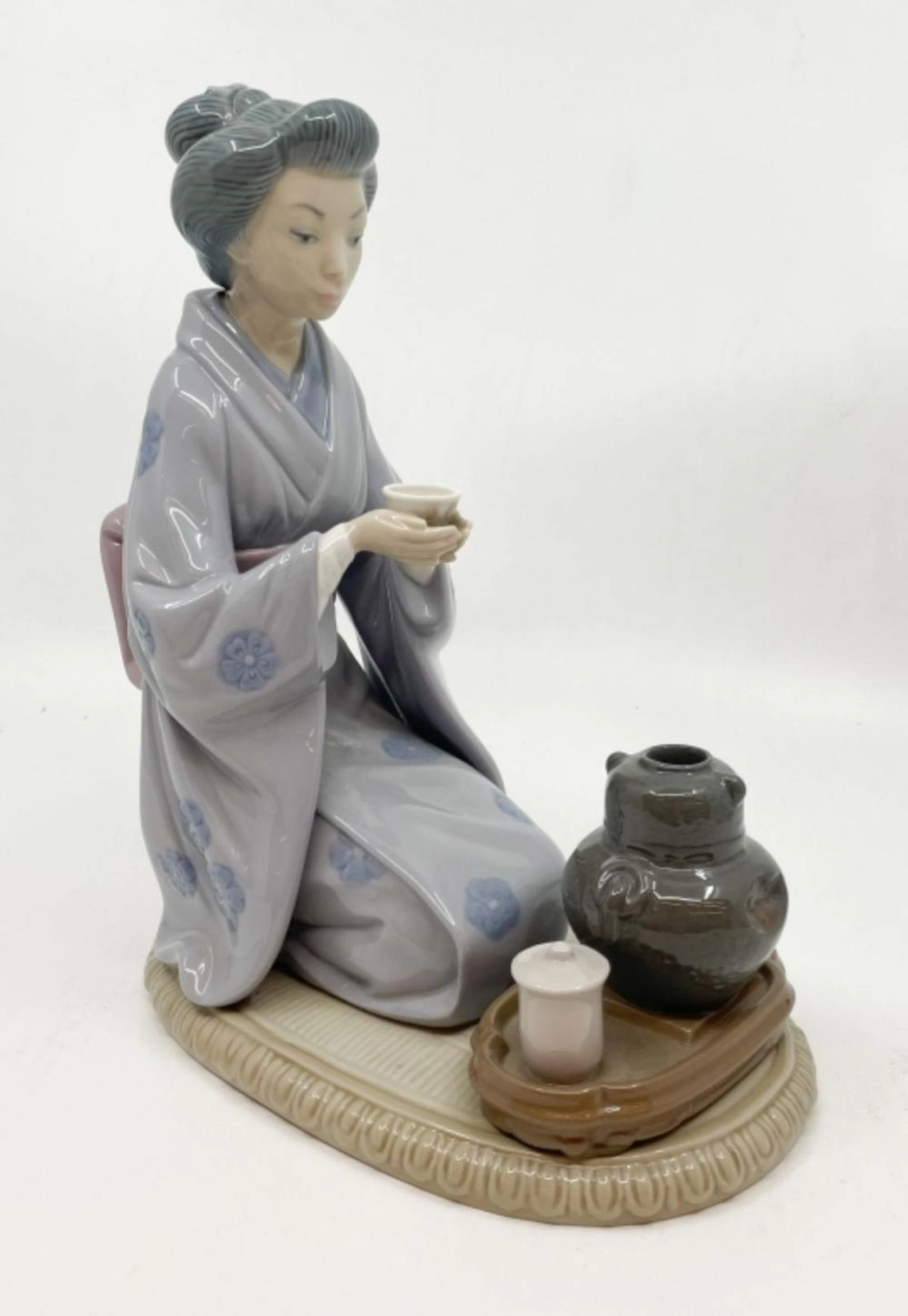 LLADRO AUGUST MOON GEISHA FIGURINE