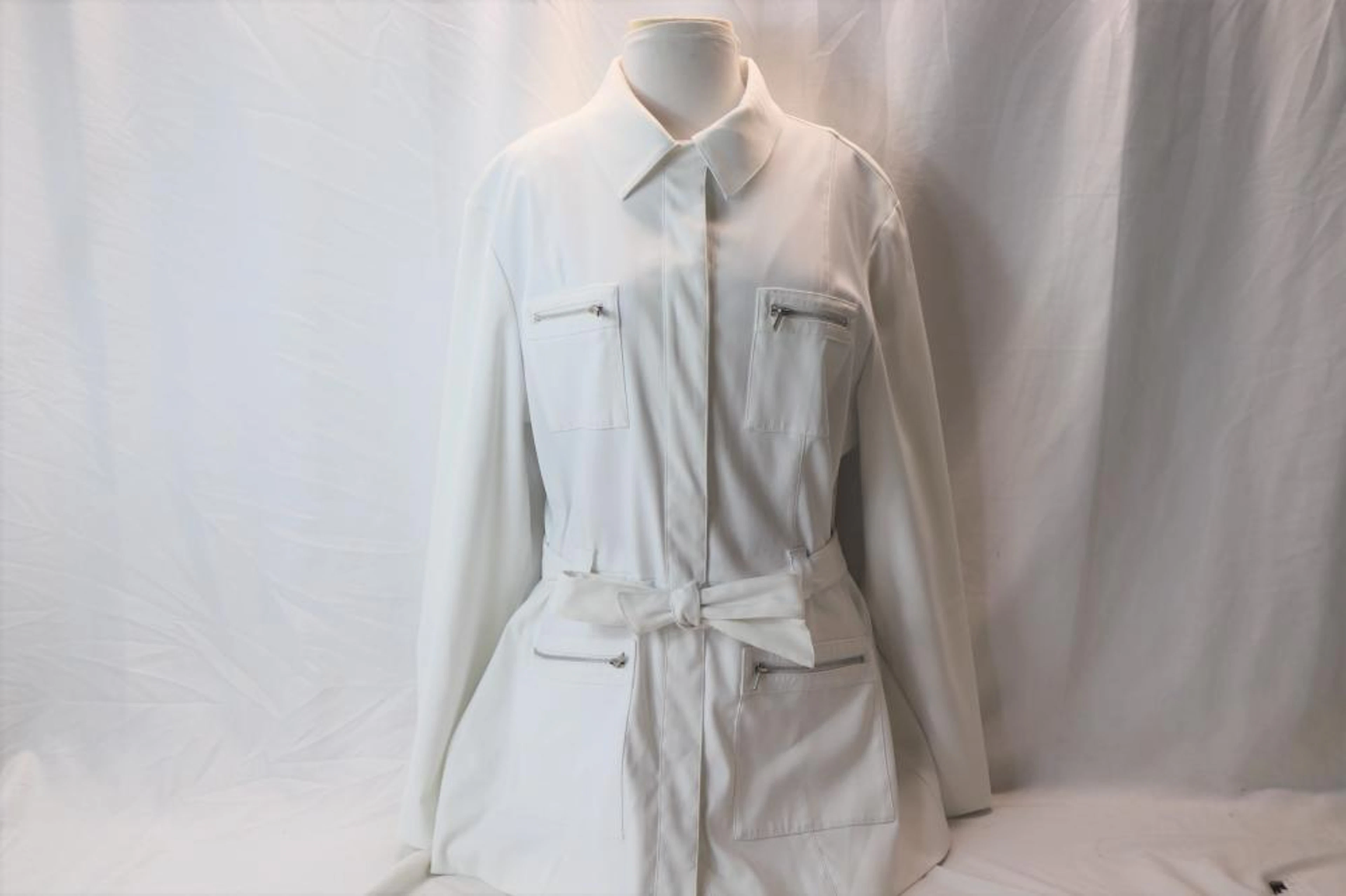 Vintage 1990's Gloria Vanderbilt White Poly Blend Jacket with Zipper Pockets