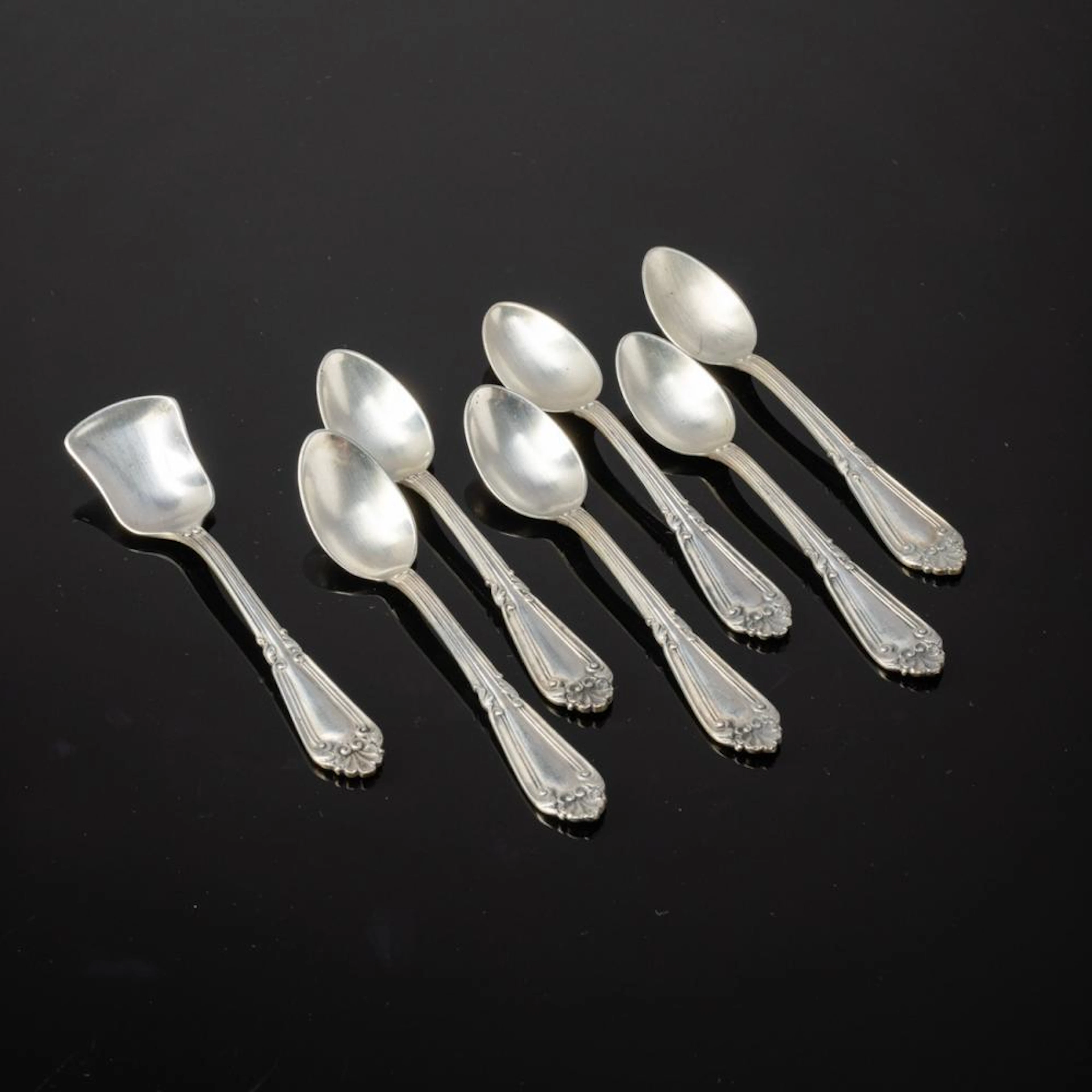 SET OF SIX TEA SPOONS AND SUGAR LADLE