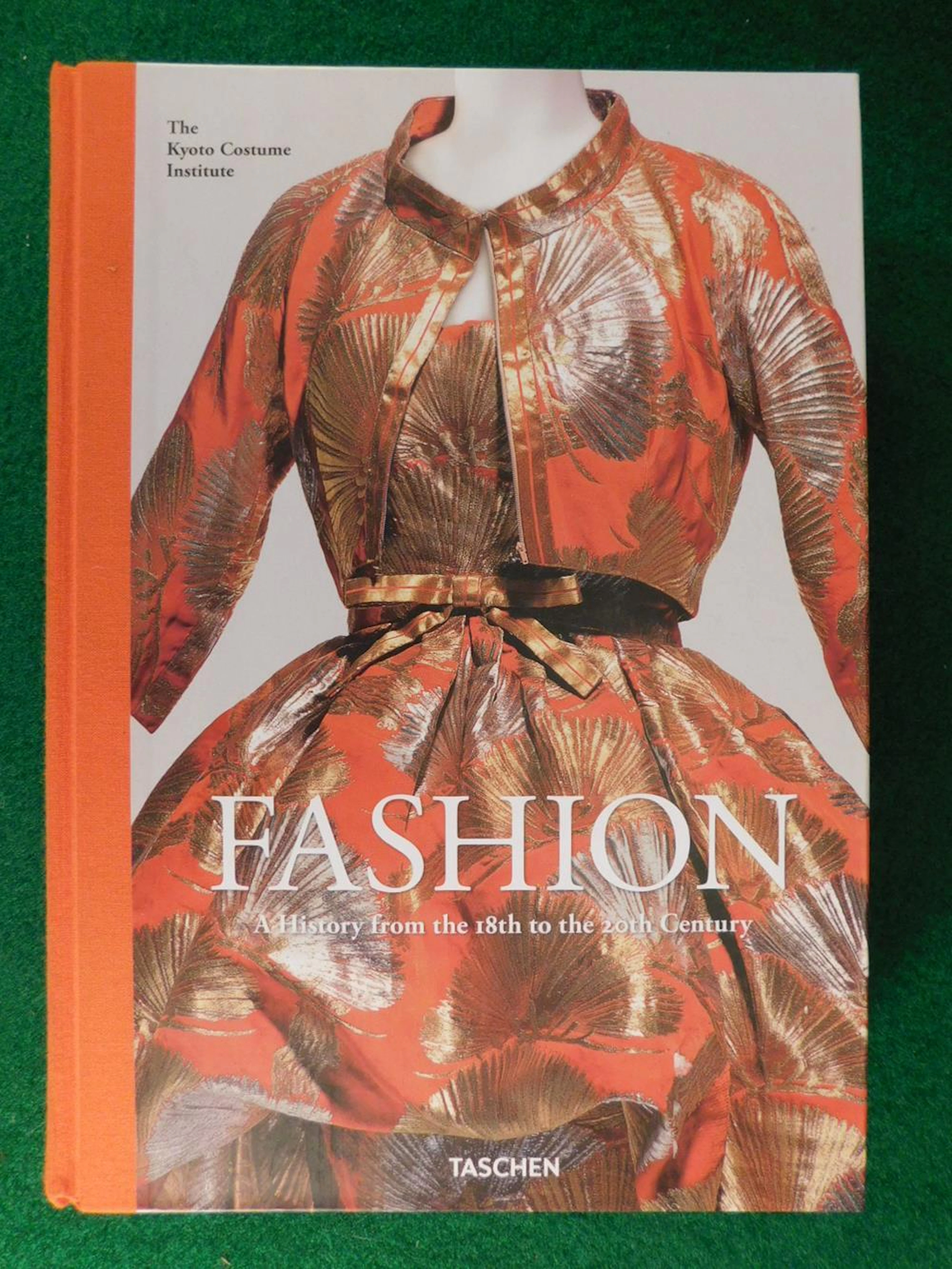COFFEE TABLE FASHION THE COLLECTION OF THE KYOTO COSTUME...