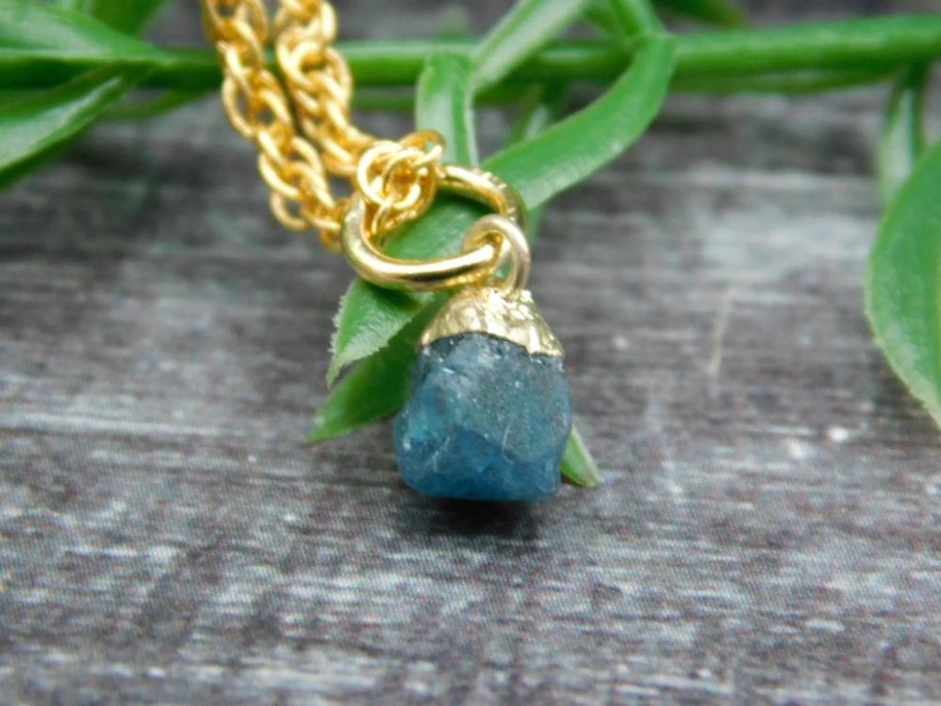 APATITE PENDANT NECKLACE ROCK STONE LAPIDARY SPECIME