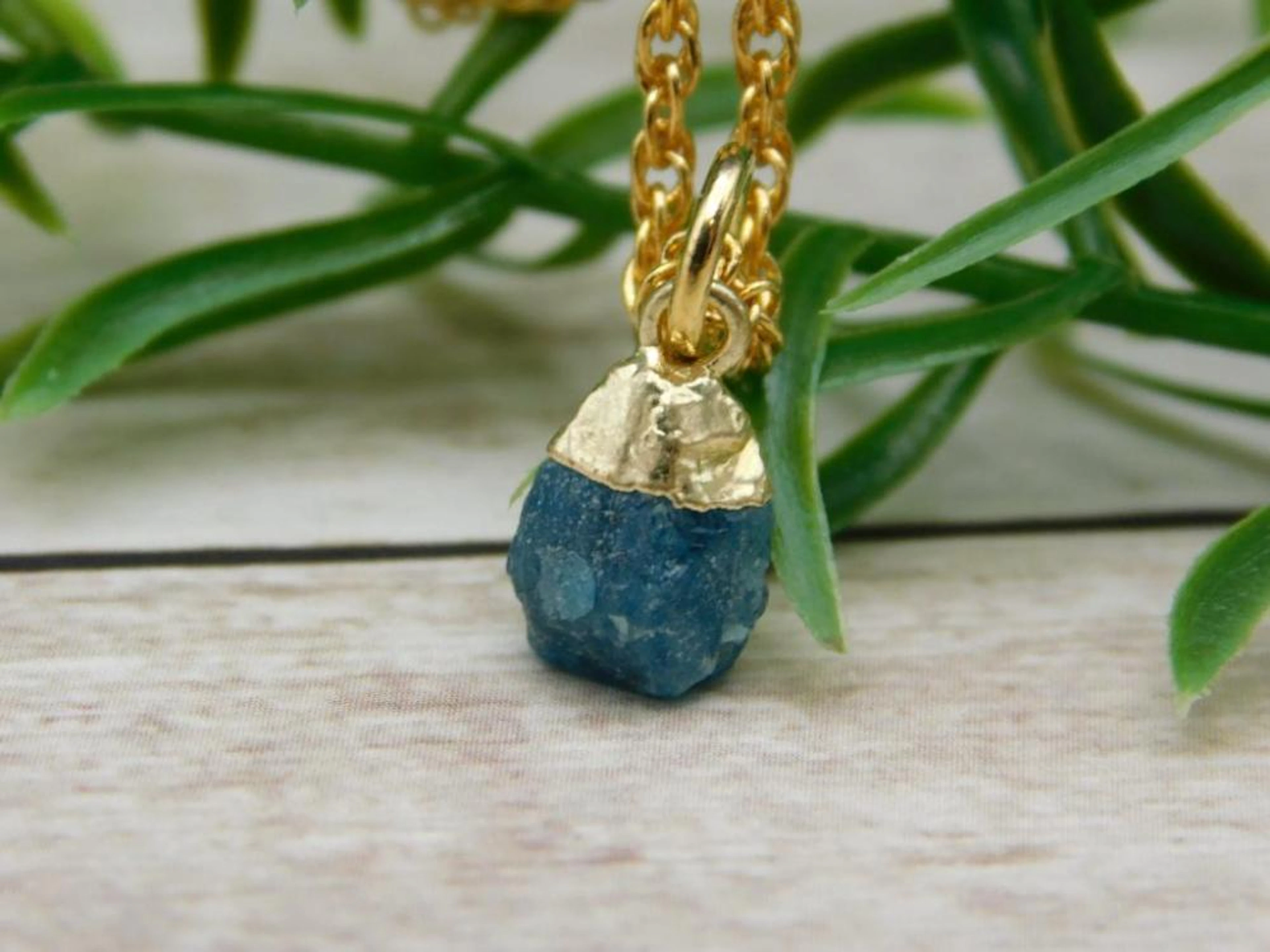 APATITE PENDANT NECKLACE ROCK STONE LAPIDARY SPECIME