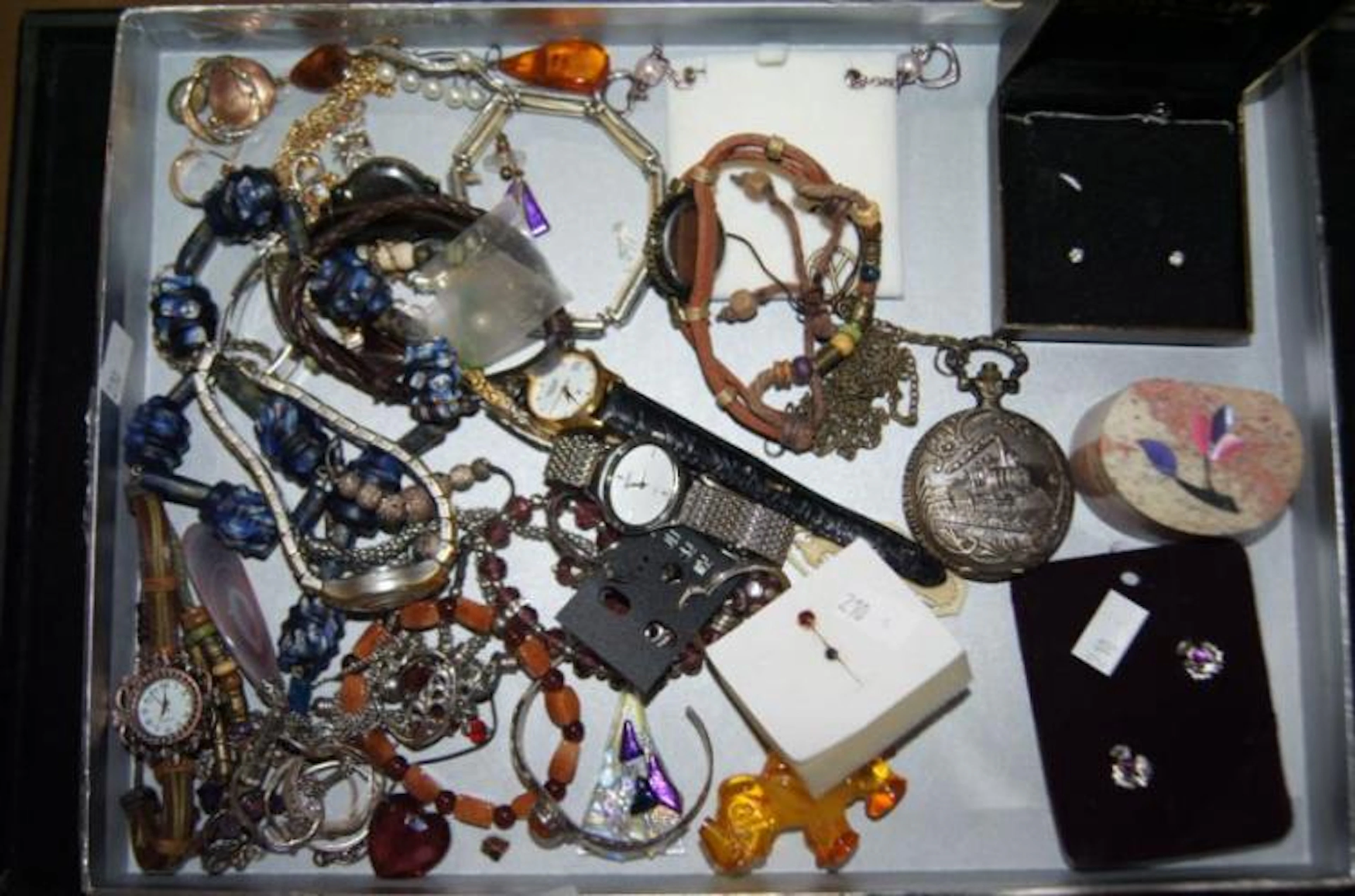 Lrg qty costume jewellery incl