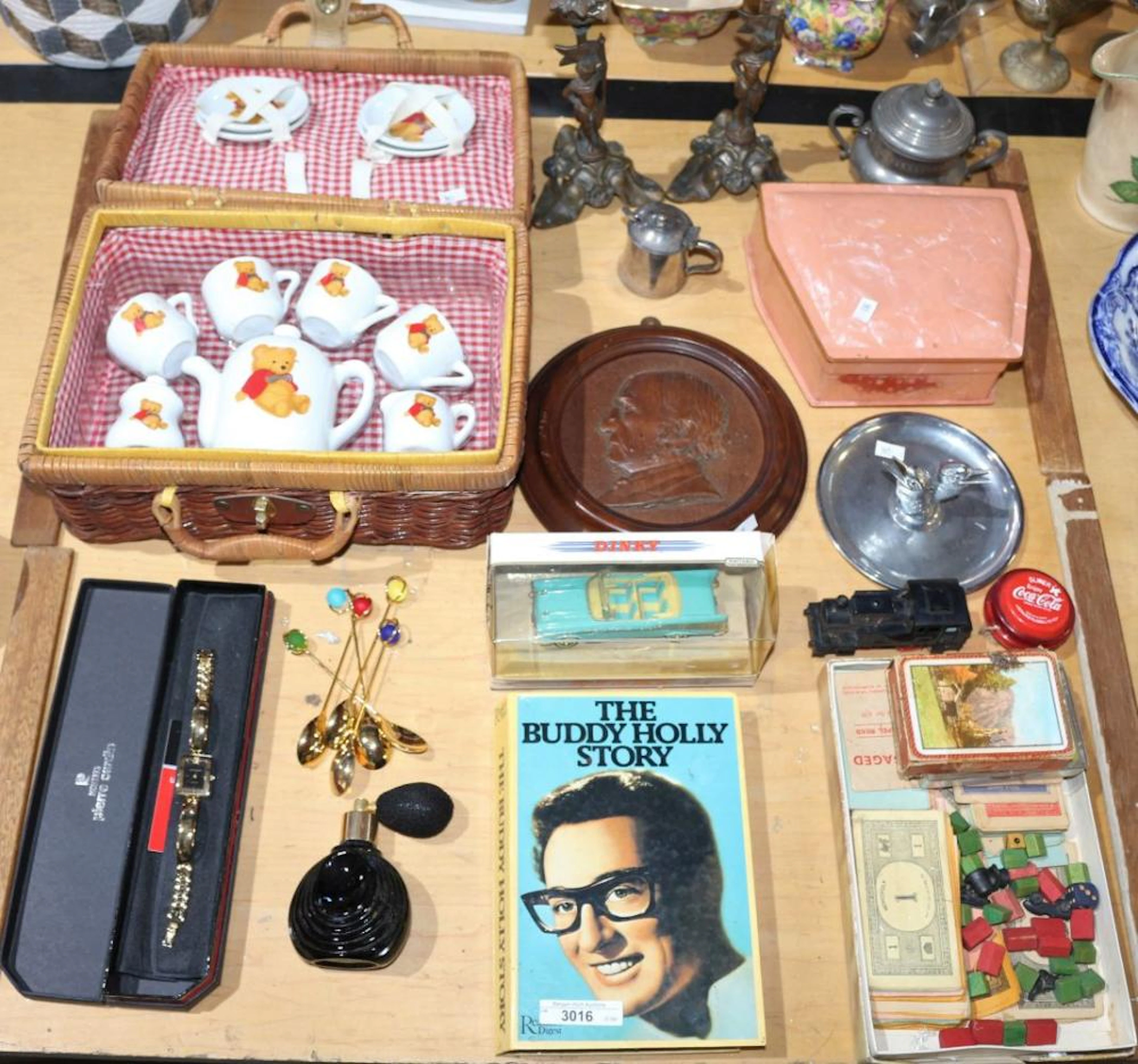 Assorted items incl. a twin kookaburra chrome tray