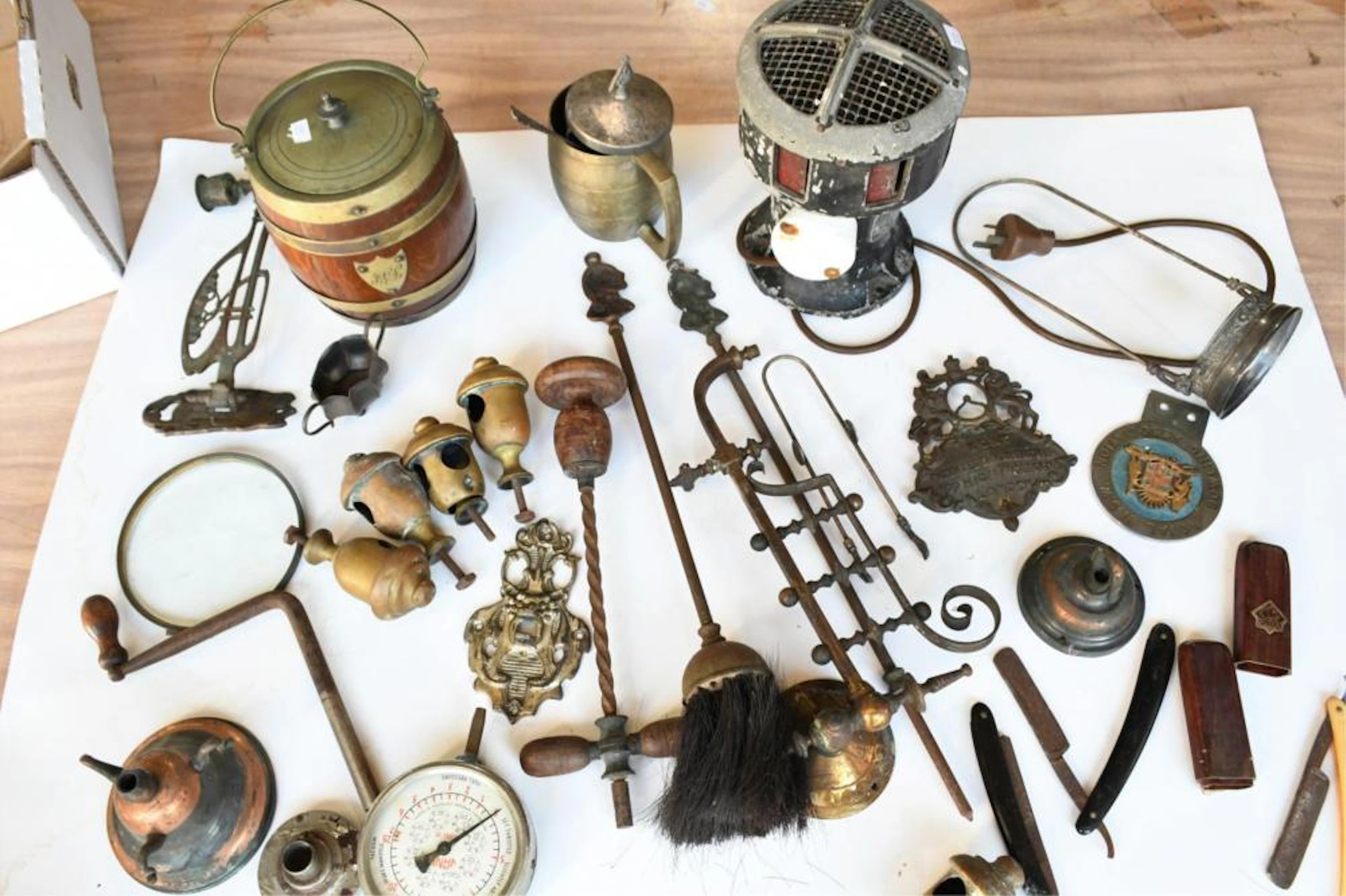 Box of assorted items to incl,
