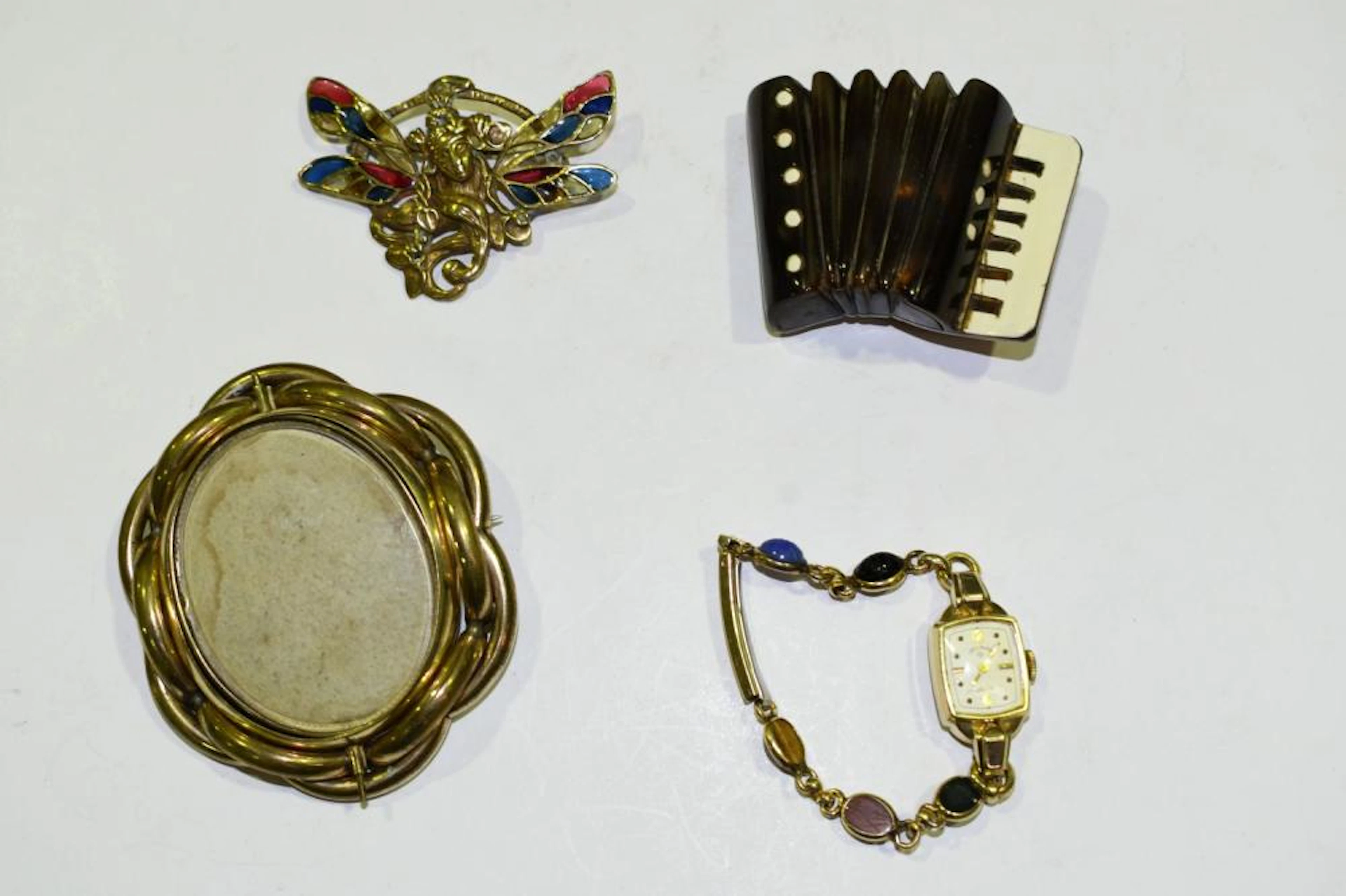 Collection of three pieces of costume jewellery,