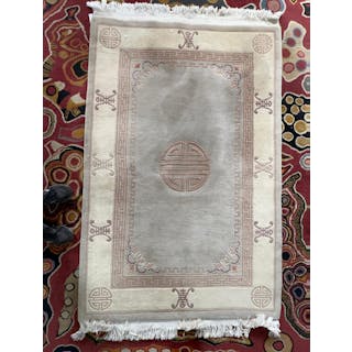 Chinese style rug, 100% wool. 186cm x 124cm.