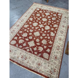 Persian rug, 100% wool, hand knotted, floral detail. 280cm x 185cm.