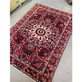 Persian Bakhtiari rug, hand knotted, 100% wool. 285cm x 197cm.